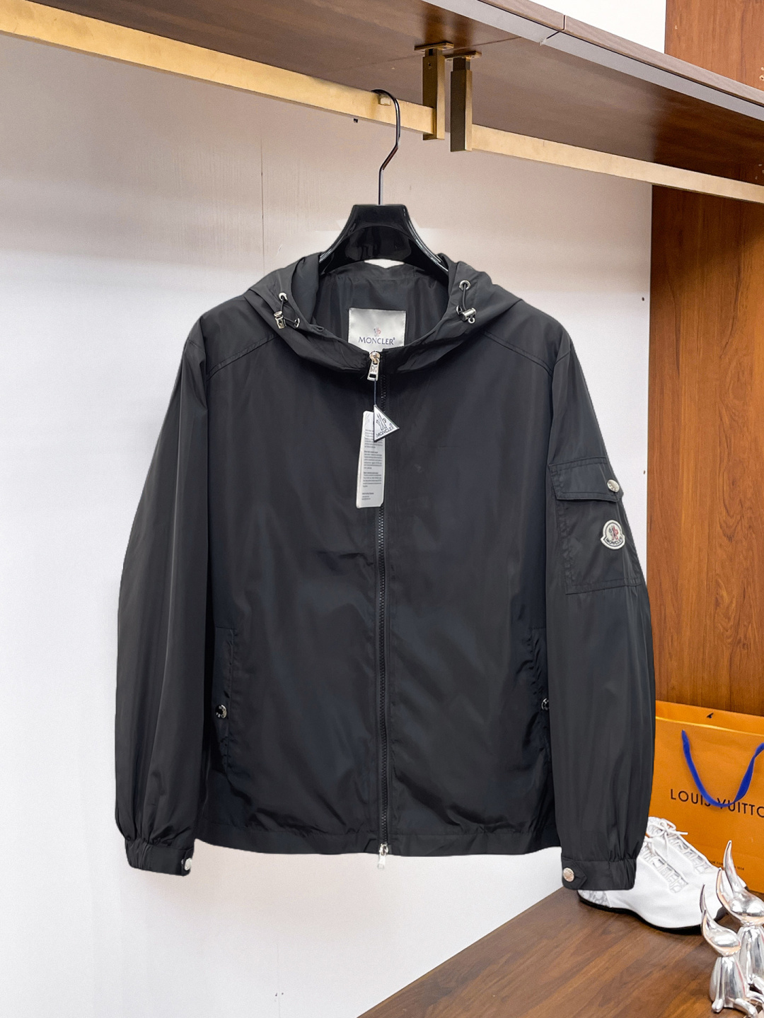 NO:937772,Mengkou 2026 autumn new men's jacket. Original 1:1 customized hardware accessories. All imported and original customization. Welcome to compare at the counter. Super soft. Super heavy fabric workmanship. Perfect fit. Pay attention to the fabric. Super comfortable. Exclusive model. Non-market goods. Same size for men and women. M ~ XXXL,,Moncler,jackets & coats,jackets & coats,19860909蒙口 2026秋装新款男士夹克外套 原版1:1订制五金配件全进口原版定制 欢迎专柜对比 超柔软 超级重面料做工杠杠的版型完美 注意面料超舒服 独家款 非市场货 男女同款尺码M ～XXXL,,Moncler,jackets & coats,jackets & coats,,Men's clothing