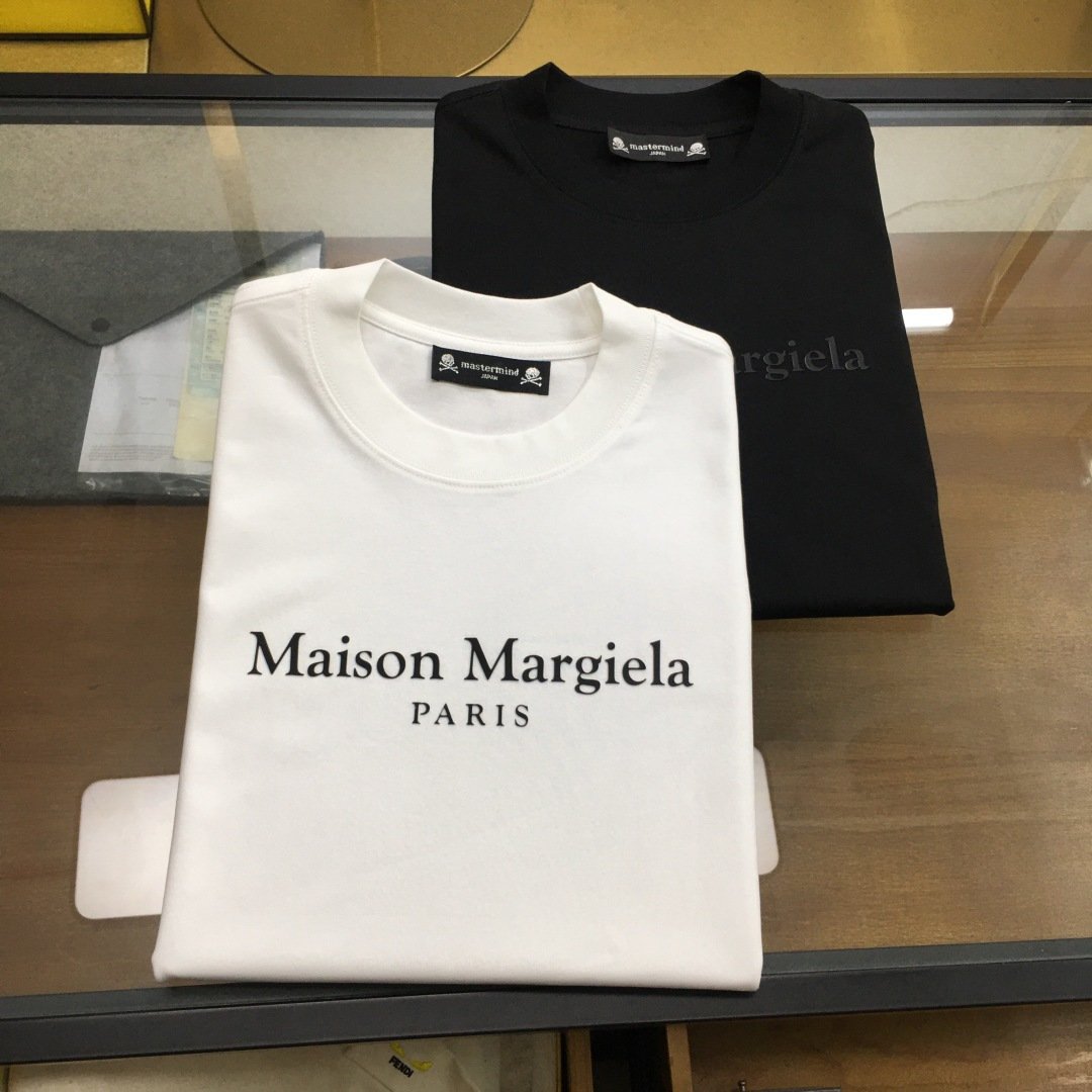 NO:756596,New product [Majira...] 2026 spring and summer first counter latest short-sleeved round neck T-shirt, high-end customization, avant-garde and fashionable design!  The brand logo is designed with heavy craftsmanship. High-end customized mercerized cloud cotton fabric. Soft to the touch. Comfortable to wear. Exquisite stitching at the counter level. Fine workmanship. The upper body effect is incomparably handsome!  A must-have item for a stylish man!  The color is as shown, the size is M-4XL, masion margiela, T-shirt, tees, t-shirt,19860909新品【马吉拉...】 2026春夏首发专柜最新款短袖圆领T恤 高端订制 设计前卫时尚！品牌logo重工艺设计 高端定制丝光云朵棉面料.手感柔软.穿着舒适.专柜级别精致车线.做工精细.上身效果无敌帅气！型男必备单品！ 颜色如图 码数M-4XL,,masion margiela,T-shirt,tees，t-shirt,,Men's clothing