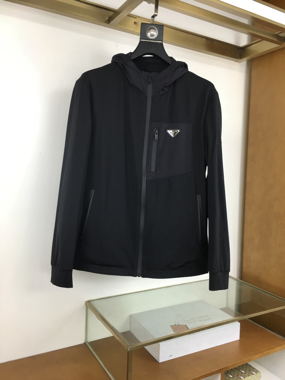 NO:127004,Prada's new spring jacket 2025, the new product on the show is perfect, comfortable and warm, the three standards have a complete color and full and attractive color, and the very outstanding design easily advances the sense of fashion, the workmanship is extremely exquisite and rigorous, and the wiring is neat and meticulous!  A masterpiece of a big-name designer!  The upper body doesn't look bloated and super handsome!  Spot code M ~ XXXL,,prada,jackets & coats,jackets & coats,alexander wang19860909普拉达 2025春季新款夹克外套,秀场新品品相非常完美,舒适保暖,三标齐全色泽饱满诱人,非常出彩的设计,轻松将时髦感进阶,做工极为考究严谨,走线工整细致！大牌设计师巨作！上身不显臃肿、超级帅气！现货码数M ～ XXXL,,prada,jackets & coats,jackets & coats,alexander wang,Men's clothing