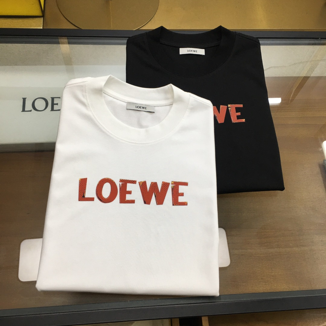 NO:756587,New product [Loew...] 2026 spring and summer first counter latest short-sleeved round neck T-shirt, high-end customization, avant-garde and fashionable design!  The brand logo is designed with heavy craftsmanship. High-end customized mercerized cloud cotton fabric. Soft to the touch. Comfortable to wear. Exquisite stitching at the counter level. Fine workmanship. The upper body effect is incomparably handsome!  A must-have item for a stylish man!  The color is as shown, the size is M-4XL,,loewe,T-shirt,tees,t-shirt,19860909新品【Loew...】 2026春夏首发专柜最新款短袖圆领T恤 高端订制 设计前卫时尚！品牌logo重工艺设计 高端定制丝光云朵棉面料.手感柔软.穿着舒适.专柜级别精致车线.做工精细.上身效果无敌帅气！型男必备单品！ 颜色如图 码数M-4XL,,loewe,T-shirt,tees，t-shirt,,Men's clothing
