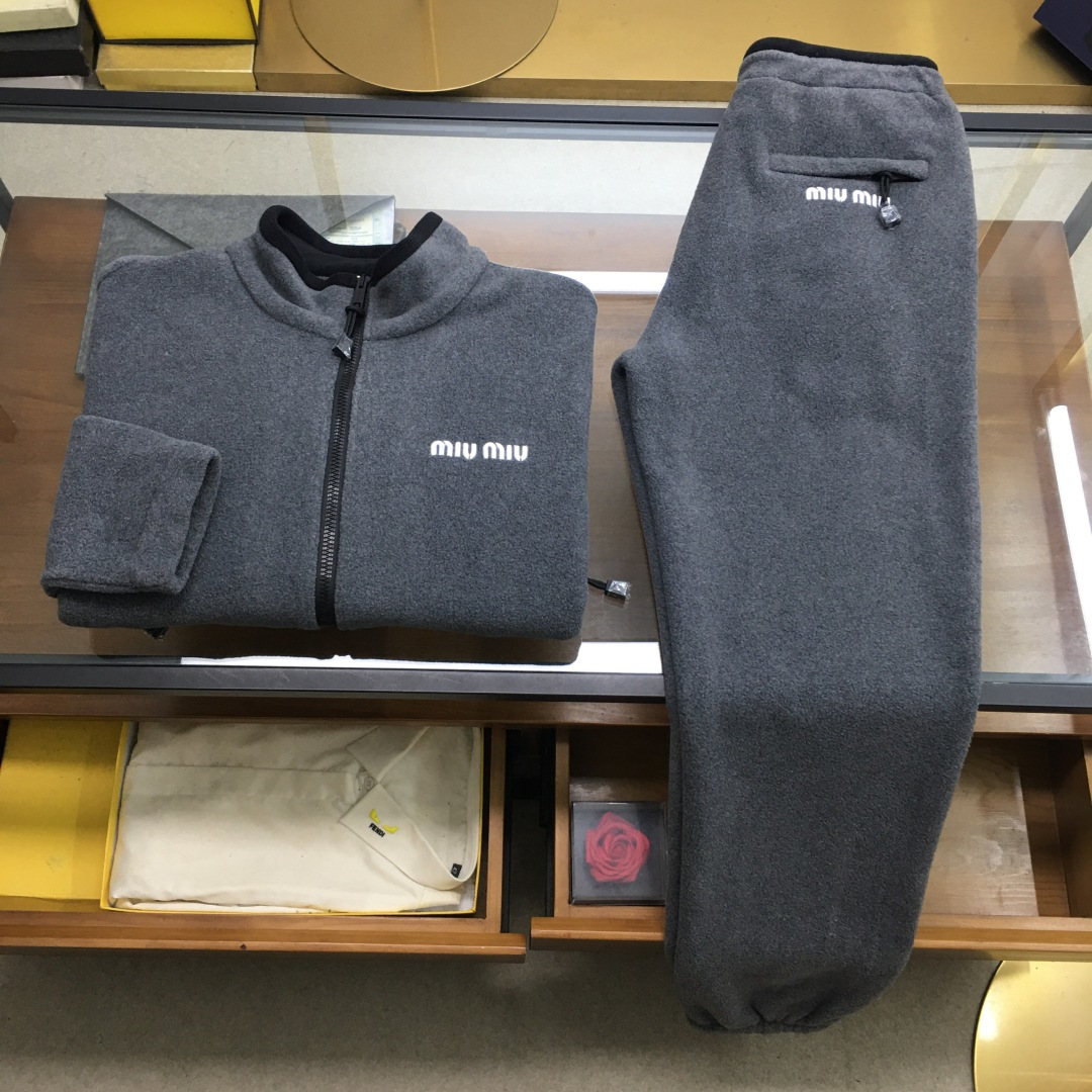 NO:624161,New suit jacket and trousers [miu...] for sale 25 autumn/winter/AW Fleece stand collar MIU* zipper casual jacket and trousers suit. This jacket expresses an adventurous personality and casual style with neat lines, which complements the soft touch of the fleece fabric. The left chest is decorated with a contrasting embroidered logo, adding a signature element to the clothing. All hardware and accessories are original grade, and the quality is absolute. Worry-free sales during the New Year, dear friends, hurry up  Gray M～3XL,,miumiu,jackets & coats,alexander wang19860909新品套装外套裤【miu...】拆卖 25秋冬/AW 抓绒立领 MIU*缪 拉链休闲外套裤子套装 这款外套以利落线条表达勇于探索的个性和休闲风尚,与抓绒面料的柔软触感相得益彰.左胸饰以撞色刺绣徽标,为服饰增添标志性元素.所有五金辅料原原级,品质绝绝子跨年销售无忧,宝子们冲咯 灰色M～3XL,,miumiu,jackets & coats,alexander wang,Men's clothing