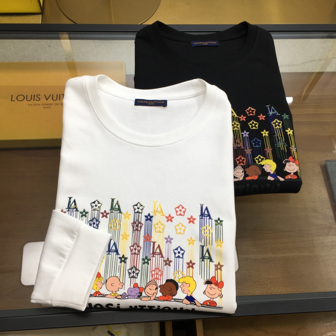 NO:712122,New product after the year [L.v] Quarterly fashionable long-sleeved sweatshirt. High-end customized classic series, fashionable and stylish. Classic round neck style, simple and elegant, classic brand high-end LOGO design on the chest. High-grade lining is used to keep warm. It is anti-static and feels comfortable and smooth. The shape is awesome, crisp and stylish.  , a versatile item for street sports, the upper body is low-key yet luxurious, a must-have item for trendy men. The counter size is M-4XL [please state your height and weight when placing an order]..,,hoodie,sweatshirts,19860909年后 新品【L.v】 季时尚长袖卫衣 高端定制经典系列,时尚有型 经典圆领款式,简单大方,胸前经典品牌高档LOGO设计 采用高档内里保暖极佳 可防静电手感舒适顺滑 ,版型超赞 挺括有型 ,街头运动百搭单品,上身低调而不失奢华,潮男必备款专柜尺码M-4XL【下单请报身高体重】..,,hoodie,sweatshirts,,Men's clothing