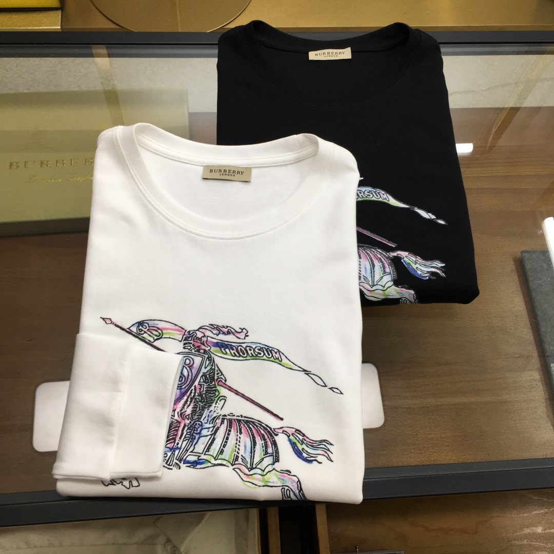 NO:712118,New product after the new year [Burebr..y...] Quarterly fashionable long-sleeved sweatshirt. High-end customized classic series, fashionable and stylish. Classic round neck style, simple and elegant, classic brand high-end LOGO design on the chest. High-grade lining is used to keep warm. It is anti-static and feels comfortable and smooth. The shape is awesome, crisp and stylish.  , a versatile item for street sports, the upper body is low-key yet luxurious, a must-have item for trendy men. The counter size is M-4XL [please state your height and weight when placing an order]...,, burberry, hoodie, sweatshirts,19860909年后 新品【Burebr..y...】 季时尚长袖卫衣 高端定制经典系列,时尚有型 经典圆领款式,简单大方,胸前经典品牌高档LOGO设计 采用高档内里保暖极佳 可防静电手感舒适顺滑 ,版型超赞 挺括有型 ,街头运动百搭单品,上身低调而不失奢华,潮男必备款专柜尺码M-4XL【下单请报身高体重】..,,burberry,hoodie,sweatshirts,,Men's clothing