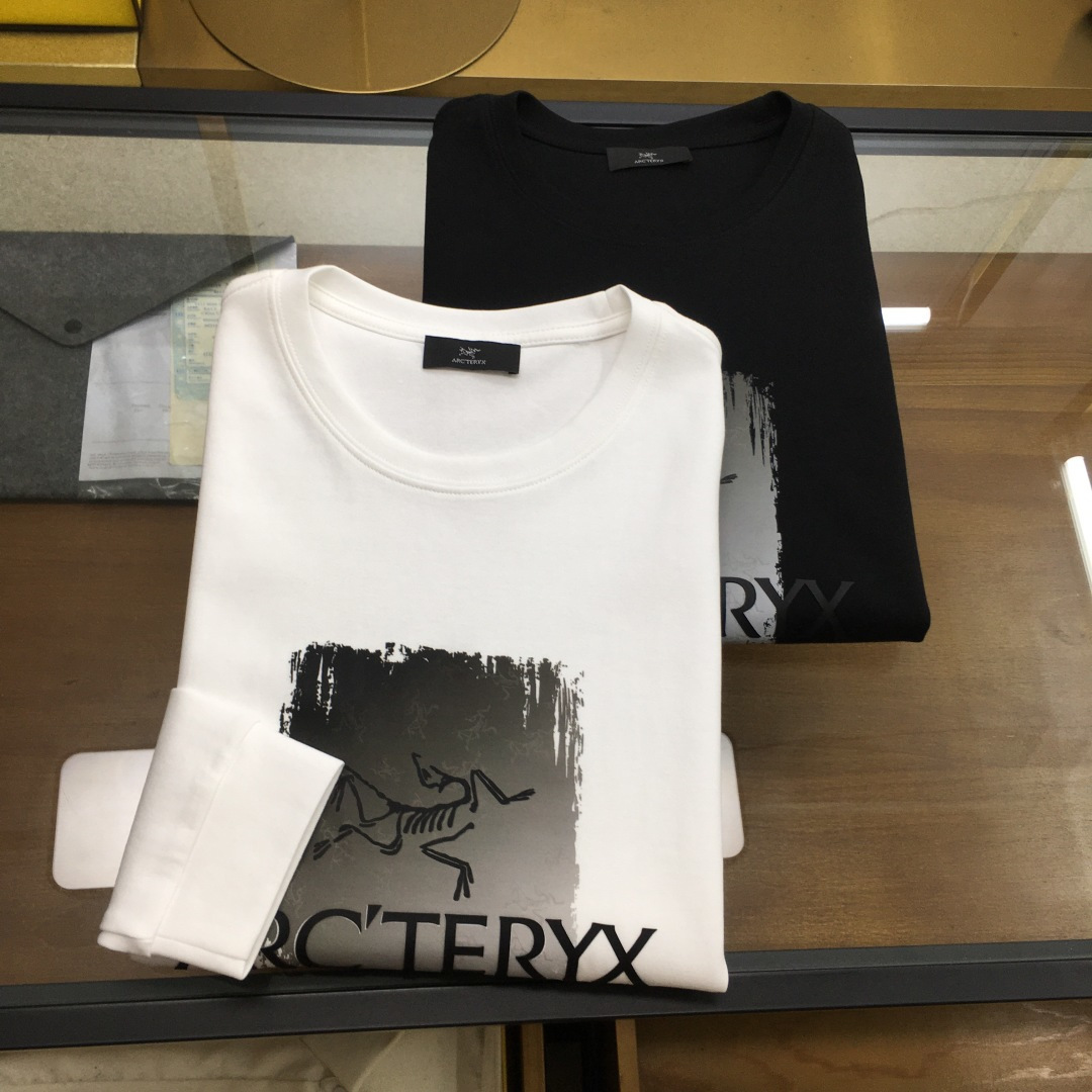 NO:712116,New products after the new year [...] Quarterly fashionable long-sleeved sweatshirt. High-end customized classic series, fashionable and stylish. Classic round neck style, simple and elegant, classic brand high-end LOGO design on the chest. High-grade lining is used to keep warm. It is anti-static and feels comfortable and smooth. The shape is awesome, crisp and stylish.  , a versatile item for street sports, the upper body is low-key yet luxurious, a must-have item for trendy men. The counter size is M-4XL [please state your height and weight when placing an order]..,,hoodie,sweatshirts,19860909年后 新品【...】 季时尚长袖卫衣 高端定制经典系列,时尚有型 经典圆领款式,简单大方,胸前经典品牌高档LOGO设计 采用高档内里保暖极佳 可防静电手感舒适顺滑 ,版型超赞 挺括有型 ,街头运动百搭单品,上身低调而不失奢华,潮男必备款专柜尺码M-4XL【下单请报身高体重】..,,hoodie,sweatshirts,,Men's clothing