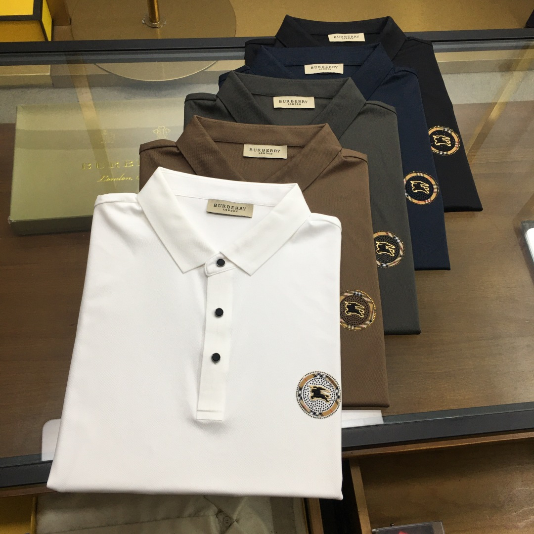 NO:151866,New product [Burber..y] High-end Polo 2025SS Spring and Summer New Product Go Fashion and Casual Lapel T-shirt, Selected High-quality Tennis Cool Fabric, Stainless Cutting Process, Exquisite Logo Design Logo on the chest, Customer-supplied hardware and accessories, Simple and easy to match, a must-have item for casual business men!  SizeM-4XL [Please report height and weight by placing an order], burberry,tees, t-shirt,alexander wang19860909新品【Burber..y】高端Polo 2025SS春夏新品 Go 时尚休闲翻领T恤,甄选优质天丝凉爽面料,无痕切割工艺,胸前密针精致logo设计标识,客供订织五金辅料,简约易搭配,休闲商务男人必备单品！ SizeM-4XL【下单请报身高体重】,,burberry,tees，t-shirt,alexander wang,Men's clothing