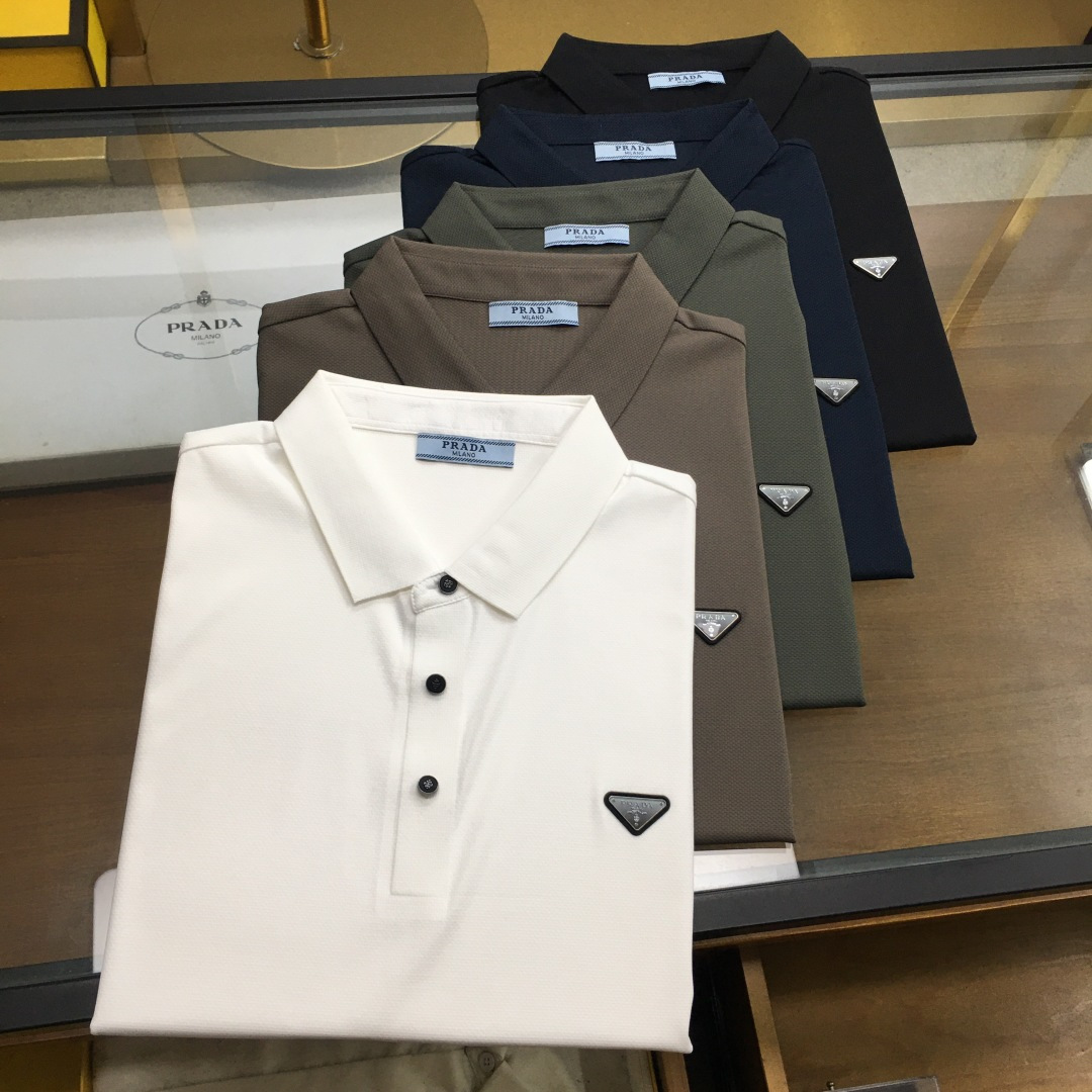 NO:499489,New product [Prad] high-end Polo 2025SS spring and summer new product Go fashionable casual lapel T-shirt, selected high-quality Tianshi cool fabric, markless cutting process, exquisite logo design logo on chest tight needles, customer-supplied hardware accessories, simple and easy to match, a must-have item for casual business men!  SizeM-4XL [Please report height and weight by placing an order],,prada,tees,t-shirt,alexander wang19860909新品【Prad】高端Polo 2025SS春夏新品 Go 时尚休闲翻领T恤,甄选优质天丝凉爽面料,无痕切割工艺,胸前密针精致logo设计标识,客供订织五金辅料,简约易搭配,休闲商务男人必备单品！ SizeM-4XL【下单请报身高体重】,,prada,tees，t-shirt,alexander wang,Men's clothing