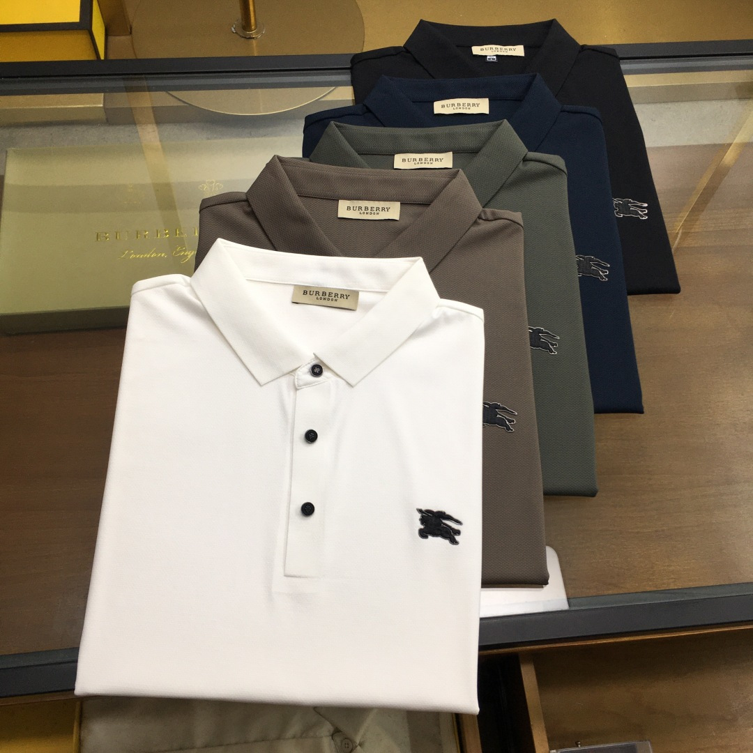 NO:151858,New product [Burber..y] High-end Polo 2025SS Spring and Summer New Product Go Fashion and Casual Lapel T-shirt, Selected High-quality Tennis Cool Fabric, Stainless Cutting Process, Exquisite Logo Design Logo on the chest, Customer-supplied hardware and accessories, Simple and easy to match, a must-have item for casual business men!  SizeM-4XL [Please report height and weight by placing an order], burberry,tees, t-shirt,alexander wang19860909新品【Burber..y】高端Polo 2025SS春夏新品 Go 时尚休闲翻领T恤,甄选优质天丝凉爽面料,无痕切割工艺,胸前密针精致logo设计标识,客供订织五金辅料,简约易搭配,休闲商务男人必备单品！ SizeM-4XL【下单请报身高体重】,,burberry,tees，t-shirt,alexander wang,Men's clothing