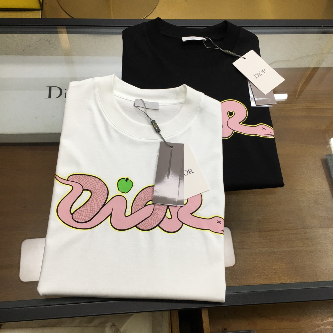 NO:477641,New product [Dio..r...] The latest short-sleeved round-neck T-shirt in the first spring and summer counter in 2025, high-end customization, avant-garde and fashionable design!  Brand logo heavy craft design, high-end customized mercerated cloud cotton fabric, soft feel, comfortable to wear, exquisite counter-level car line, fine workmanship, invincible and handsome upper body effect!  A must-have item for handsome men!  The color is shown in the figure. Code number M-3XL, dior, T-shirt,tees, t-shirt,alexander wang19860909新品【Dio..r...】 2025春夏首发专柜最新款短袖圆领T恤 高端订制 设计前卫时尚！品牌logo重工艺设计 高端定制丝光云朵棉面料.手感柔软.穿着舒适.专柜级别精致车线.做工精细.上身效果无敌帅气！型男必备单品！ 颜色如图 码数M-3XL,,dior,T-shirt,tees，t-shirt,alexander wang,Men's clothing
