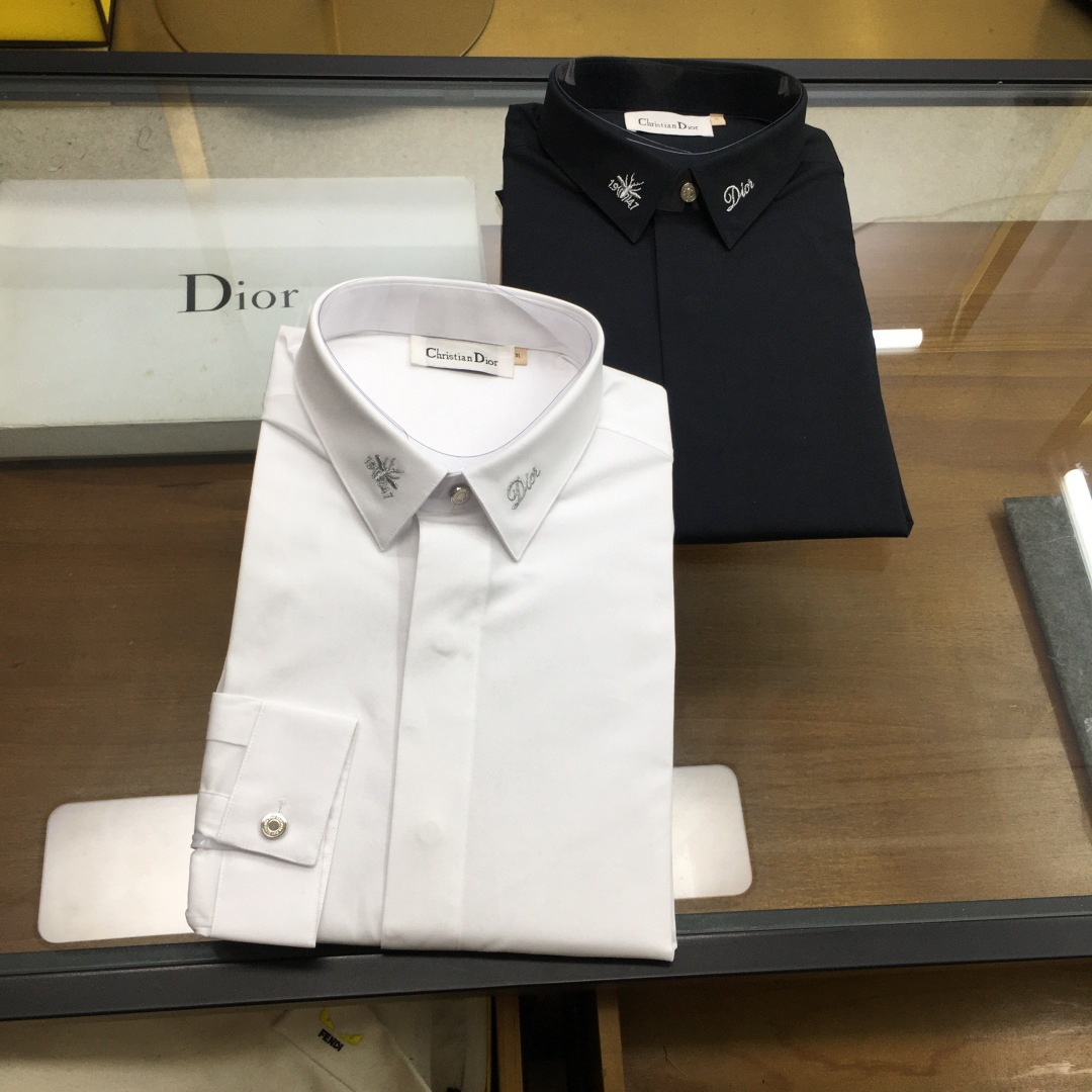 NO:458494,[New Shirt] 'Dio...r...' 25 spring fashion medium-thick long-sleeved shirt!  The high-end fashion aesthetic design combines three-dimensional cut styles to make the wear more comfortable and ornamental. The selected top Swiss ALUMO Arum company 120 pure cotton woven striped fabrics have been processed without ironing. The fabric has a high texture and comfort, excellent gloss, excellent skin-friendliness and breathability, and the texture exudes a sense of luxury and gorgeousness!  The buttons are natural deep-sea shell buckles, each with unique patterns and a great luster. The neckline is made of metal buckles forged by top electroplating alloy craftsmanship, and are engraved with exquisite logos, showing a sense of luxury!  Design elements The appearance of men's clothing in each season has attracted much attention. The brand creative director continues to explore the concept of customized single product design, integrating outstanding tailoring technology with eclectic aesthetic concepts. The new season of designer designs with embroidery. Logo elements, romance and personality collide to create dazzling sparks, reshape and interpret a rich antique atmosphere, making these elements full of vitality!  This single item has a shirt with coexistence of appearance and design. The bee element design pattern has become one of the dazzling iconic elements of the brand. The embellishment of the metal buckle has a strong visual sense, which enhances the sense of fashion, makes the shape more advanced and fashionable, and shows a distinct fashion proposition!  It can interpret various styles and is a fashionable item with a very high degree of control!  Size M-3xl L size shoulder width 44.5 bust 104 sleeve length 62.5 clothing length 76.,dior,shirts,alexander wang19860909【新品衬衫】《Dio..r...》 25春时装款中厚长袖衬衫！ 高端的时尚美学设计结合立体裁剪的版型,使穿着更具舒适性和观赏性. 甄选的顶级瑞士ALUMO阿鲁姆公司120支纯棉色织条纹面料,经过免烫工艺处理,面料质感与舒适度极高,光泽度极好,亲肤性与透气性绝佳,肌理透着高级奢华感和华丽感！ 纽扣为天然深海贝壳扣,每粒都有着独一无二的纹路,光泽感极好.领口采用顶尖电镀合金工艺锻造的金属扣,上面镌刻有精美LOGO,尽显奢侈感！ 设计元素每一季男装的出现都备受瞩目,品牌创作总监继续探索定制单品设计理念,将出众的剪裁工艺与兼收并蓄的美学理念相融合.新一季设计师设计搭配刺绣.logo元素,浪漫与个性碰撞出耀眼的火花,重塑并演绎浓郁的古着气息,让这些元素都充满生命力！ 该款单品颜值与设计并存的一款衬衫,蜜蜂元素设计图案已经成为品牌耀眼的标志性元素之一,金属扣的点缀,视觉感极强,提升了时尚感,让造型变得更具高级和时髦,展现出极具鲜明时尚主张！可以诠释各种造型风格,属于驾驭度极高的时髦单品！ 尺码M-3xl L码 肩宽44.5 胸围104 袖长62.5 衣长76.,,dior,shirts,alexander wang,Men's clothing