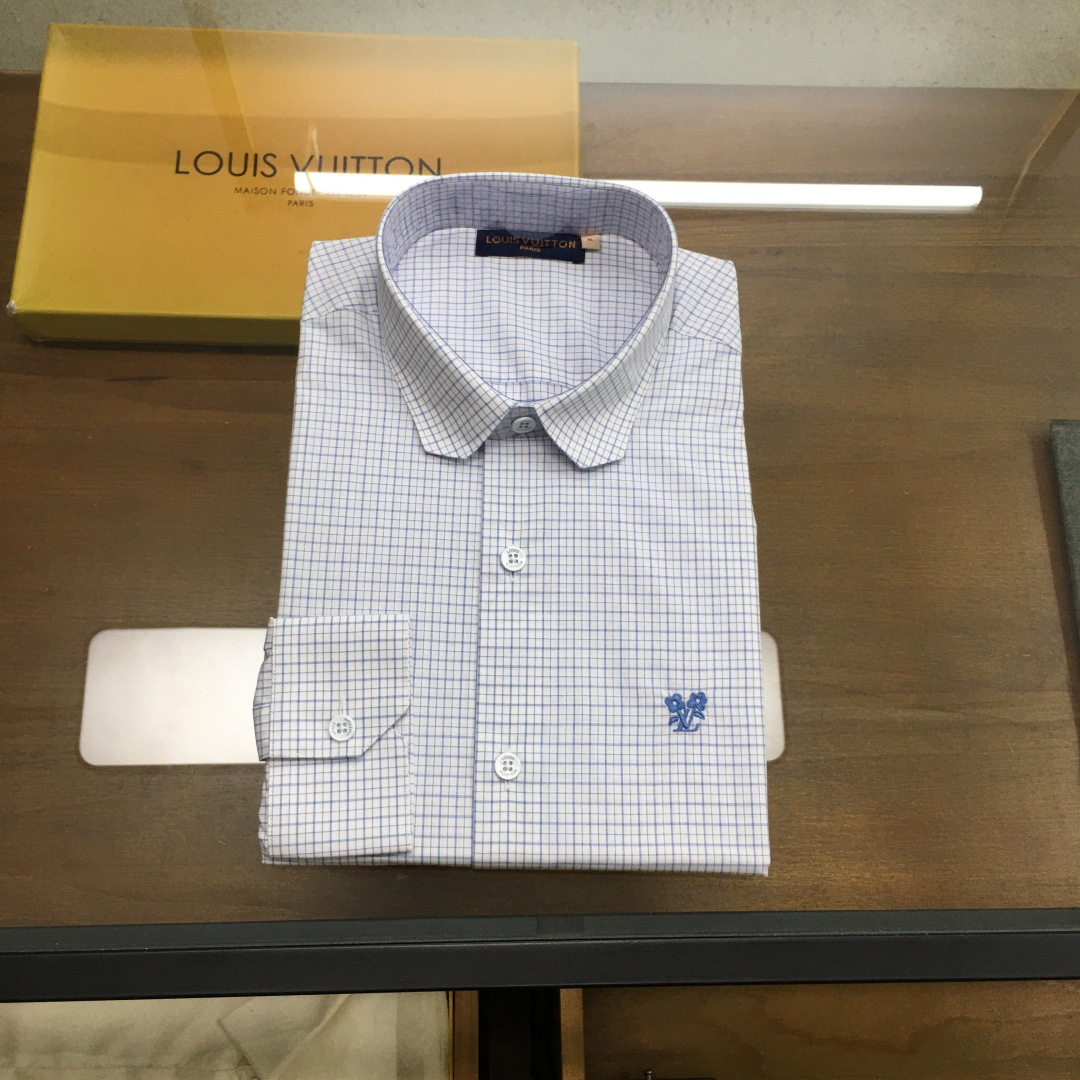 NO:613508,[New shirt] 'L.v...' Spring 25 fashion long-sleeved shirt!  The high-end fashion aesthetic design combined with the three-dimensional cutting version makes the wear more comfortable and ornamental. The top-grade Swiss ALUMO company's 120-count pure cotton-dyed striped fabric has been treated with a no-iron process. The fabric has extremely high texture and comfort, excellent gloss, excellent skin-friendliness and breathability, and the texture reveals a sense of high-end luxury and gorgeousness!  The buttons are natural deep-sea shell buttons, each with a unique texture and excellent luster. The neckline is forged with top-notch electroplating alloy technology, and has an exquisite LOGO engraved on it, giving it a luxurious feel!  The appearance of design elements in men's clothing attracts much attention every season. The brand's creative director continues to explore the concept of customized single product design, integrating outstanding tailoring techniques with eclectic aesthetic concepts. In the new season, designers will design shirt plaid patterns with embroidered logo elements. Romance and personality collide to create a dazzling spark, reshaping and interpreting the rich vintage atmosphere, making these elements full of vitality!  This shirt has both good looks and design. The bee element design pattern has become one of the brand's dazzling iconic elements. It has a strong visual sense, enhances the sense of fashion, makes the shape more advanced and fashionable, and shows a very distinctive fashion proposition!  It can interpret various styles and is a fashionable item with high controllability!  Size M-3xl L size shoulder width 44.5, bust 104, sleeve length 62.5, clothing length 76.,,shirts,alexander wang19860909【新品衬衫】《L.v...》 25春时装款长袖衬衫！ 高端的时尚美学设计结合立体裁剪的版型,使穿着更具舒适性和观赏性. 甄选的顶级瑞士ALUMO阿鲁姆公司120支纯棉色织条纹面料,经过免烫工艺处理,面料质感与舒适度极高,光泽度极好,亲肤性与透气性绝佳,肌理透着高级奢华感和华丽感！ 纽扣为天然深海贝壳扣,每粒都有着独一无二的纹路,光泽感极好.领口采用顶尖电镀合金工艺锻造,上面镌刻有精美LOGO,尽显奢侈感！ 设计元素每一季男装的出现都备受瞩目,品牌创作总监继续探索定制单品设计理念,将出众的剪裁工艺与兼收并蓄的美学理念相融合.新一季设计师将衬衫格纹设计,搭配刺绣logo元素,浪漫与个性碰撞出耀眼的火花,重塑并演绎浓郁的古着气息,让这些元素都充满生命力！ 该款单品颜值与设计并存的一款衬衫,蜜蜂元素设计图案已经成为品牌耀眼的标志性元素之一,视觉感极强,提升了时尚感,让造型变得更具高级和时髦,展现出极具鲜明时尚主张！可以诠释各种造型风格,属于驾驭度极高的时髦单品！ 尺码M-3xl L码 肩宽44.5 胸围104 袖长62.5 衣长76.,,shirts,alexander wang,Men's clothing