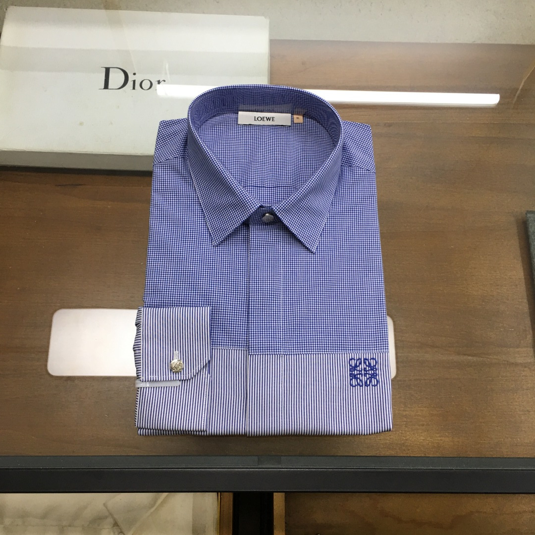 NO:613513,[New shirt] 'Loe...' Spring 25 fashion long-sleeved shirt!  The high-end fashion aesthetic design combined with the three-dimensional cutting version makes the wear more comfortable and ornamental. The top-grade Swiss ALUMO company's 120-count pure cotton-dyed striped fabric has been treated with a no-iron process. The fabric has extremely high texture and comfort, excellent gloss, excellent skin-friendliness and breathability, and the texture reveals a sense of high-end luxury and gorgeousness!  The buttons are natural deep-sea shell buttons, each with a unique texture and excellent luster. The collar is made of metal buckles forged with cutting-edge electroplating alloy technology, with a delicate LOGO engraved on it, giving it a luxurious feel!  The appearance of design elements in men's clothing attracts much attention every season. The brand's creative director continues to explore the concept of customized single product design, integrating outstanding tailoring techniques with eclectic aesthetic concepts. In the new season, designers design shirt stripes and match them with embroidered logo elements. Romance and personality collide to create a dazzling spark, reshaping and interpreting the rich vintage atmosphere, making these elements full of vitality!  This shirt has both good looks and design. The bee element design pattern has become one of the brand's dazzling iconic elements. It has a strong visual sense, enhances the sense of fashion, makes the shape more advanced and fashionable, and shows a very distinctive fashion proposition!  It can interpret various styles and is a fashionable item with high controllability!  Size M-3xl L size Shoulder width 44.5 Bust 104 Sleeve length 62.5 Clothes length 76.,,loewe,shirts,alexander wang19860909【新品衬衫】《Loe...》 25春时装款长袖衬衫！ 高端的时尚美学设计结合立体裁剪的版型,使穿着更具舒适性和观赏性. 甄选的顶级瑞士ALUMO阿鲁姆公司120支纯棉色织条纹面料,经过免烫工艺处理,面料质感与舒适度极高,光泽度极好,亲肤性与透气性绝佳,肌理透着高级奢华感和华丽感！ 纽扣为天然深海贝壳扣,每粒都有着独一无二的纹路,光泽感极好.领口采用顶尖电镀合金工艺锻造的金属扣,上面镌刻有精美LOGO,尽显奢侈感！ 设计元素每一季男装的出现都备受瞩目,品牌创作总监继续探索定制单品设计理念,将出众的剪裁工艺与兼收并蓄的美学理念相融合.新一季设计师将衬衫条纹设计,搭配刺绣logo元素,浪漫与个性碰撞出耀眼的火花,重塑并演绎浓郁的古着气息,让这些元素都充满生命力！ 该款单品颜值与设计并存的一款衬衫,蜜蜂元素设计图案已经成为品牌耀眼的标志性元素之一,视觉感极强,提升了时尚感,让造型变得更具高级和时髦,展现出极具鲜明时尚主张！可以诠释各种造型风格,属于驾驭度极高的时髦单品！ 尺码M-3xl L码 肩宽44.5 胸围104 袖长62.5 衣长76.,,loewe,shirts,alexander wang,Men's clothing