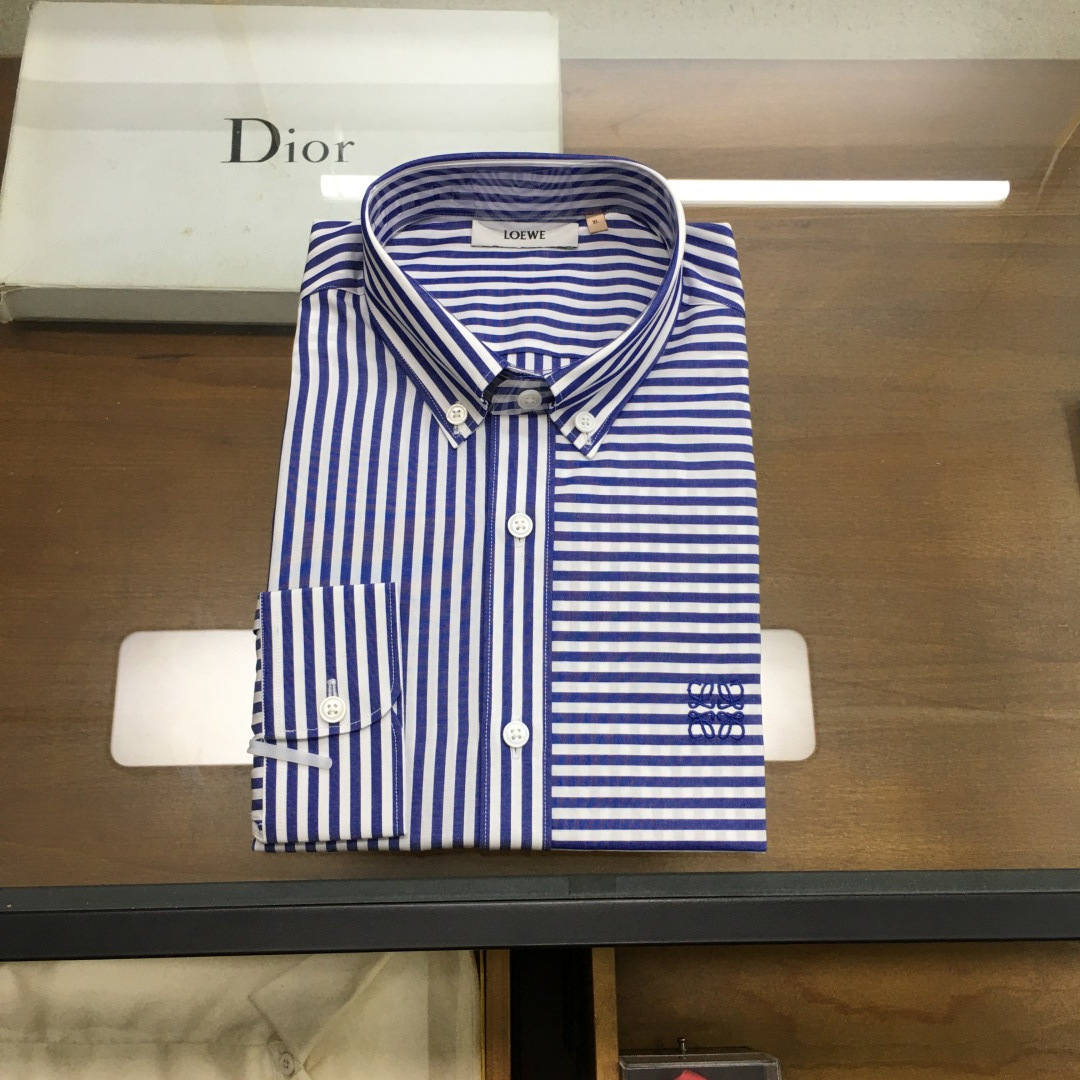 NO:458475,[New Shirt] 'Loe...' 25 Spring Fashion Long Sleeve Shirt!  The high-end fashion aesthetic design combines three-dimensional cut styles to make the wear more comfortable and ornamental. The selected top Swiss ALUMO Arum company 120 pure cotton woven striped fabrics have been processed without ironing. The fabric has a high texture and comfort, excellent gloss, excellent skin-friendliness and breathability, and the texture exudes a sense of luxury and gorgeousness!  The buttons are natural deep-sea shell buckles, each with unique patterns and a great luster. The neckline is made of metal buckles forged by top electroplating alloy craftsmanship, and are engraved with exquisite logos, showing a sense of luxury!  Design elements The appearance of men's clothing in each season has attracted much attention. The brand creative director continues to explore the concept of customized single product design, integrating outstanding tailoring craftsmanship with eclectic aesthetic concepts. The new season designers will design shirt stripes with embroidered logo elements, romance and personality collide to create dazzling sparks, reshape and interpret a rich antique atmosphere, making these elements full of vitality!  This shirt with the appearance and design of the single item has become one of the dazzling iconic elements of the brand. It has a strong visual sense, which enhances the sense of fashion, makes the shape more advanced and fashionable, and shows a distinct fashion proposition!  It can interpret various styles and is a fashionable item with a very high degree of control!  Size M-3xl L size shoulder width 44.5 bust 104 sleeve length 62.5 clothing length 76.,loewe,shirts,alexander wang19860909【新品衬衫】《Loe...》 25春时装款长袖衬衫！ 高端的时尚美学设计结合立体裁剪的版型,使穿着更具舒适性和观赏性. 甄选的顶级瑞士ALUMO阿鲁姆公司120支纯棉色织条纹面料,经过免烫工艺处理,面料质感与舒适度极高,光泽度极好,亲肤性与透气性绝佳,肌理透着高级奢华感和华丽感！ 纽扣为天然深海贝壳扣,每粒都有着独一无二的纹路,光泽感极好.领口采用顶尖电镀合金工艺锻造的金属扣,上面镌刻有精美LOGO,尽显奢侈感！ 设计元素每一季男装的出现都备受瞩目,品牌创作总监继续探索定制单品设计理念,将出众的剪裁工艺与兼收并蓄的美学理念相融合.新一季设计师将衬衫条纹设计,搭配刺绣logo元素,浪漫与个性碰撞出耀眼的火花,重塑并演绎浓郁的古着气息,让这些元素都充满生命力！ 该款单品颜值与设计并存的一款衬衫,蜜蜂元素设计图案已经成为品牌耀眼的标志性元素之一,视觉感极强,提升了时尚感,让造型变得更具高级和时髦,展现出极具鲜明时尚主张！可以诠释各种造型风格,属于驾驭度极高的时髦单品！ 尺码M-3xl L码 肩宽44.5 胸围104 袖长62.5 衣长76.,,loewe,shirts,alexander wang,Men's clothing