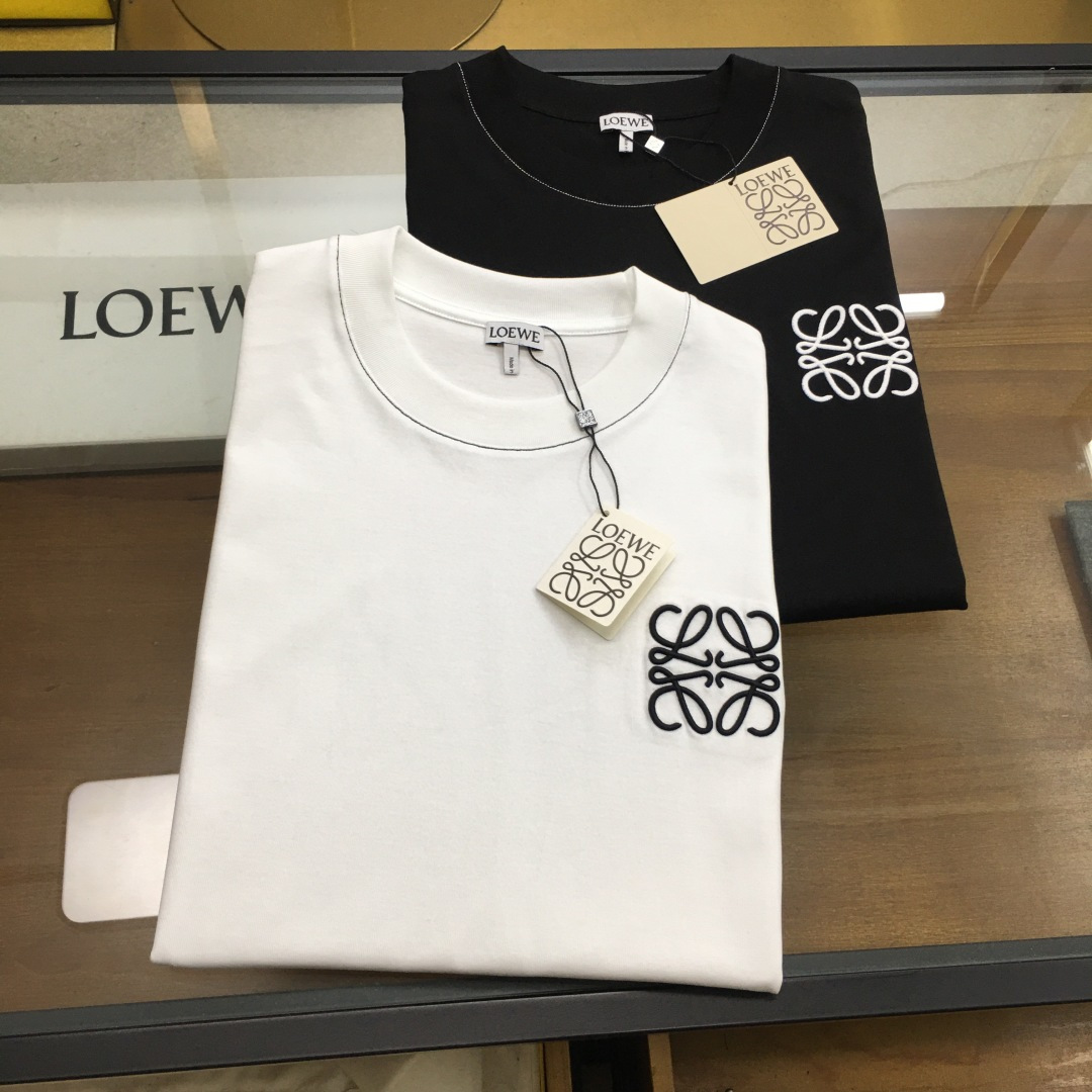 NO:501113,New product [L.oew...] The latest short-sleeved round-neck T-shirt in the first spring and summer counter, high-end customization, avant-garde and fashionable design!  Brand logo heavy craft design, high-end customized mercerated cloud cotton fabric, soft feel, comfortable to wear, exquisite counter-level car line, fine workmanship, invincible and handsome upper body effect!  A must-have item for handsome men!  The color is shown in the figure. Code number M-3XL, T-shirt,tees, t-shirt,alexander wang19860909新品【L.oew...】 春夏首发专柜最新款短袖圆领T恤 高端订制 设计前卫时尚！品牌logo重工艺设计 高端定制丝光云朵棉面料.手感柔软.穿着舒适.专柜级别精致车线.做工精细.上身效果无敌帅气！型男必备单品！ 颜色如图 码数M-3XL,,T-shirt,tees，t-shirt,alexander wang,Men's clothing