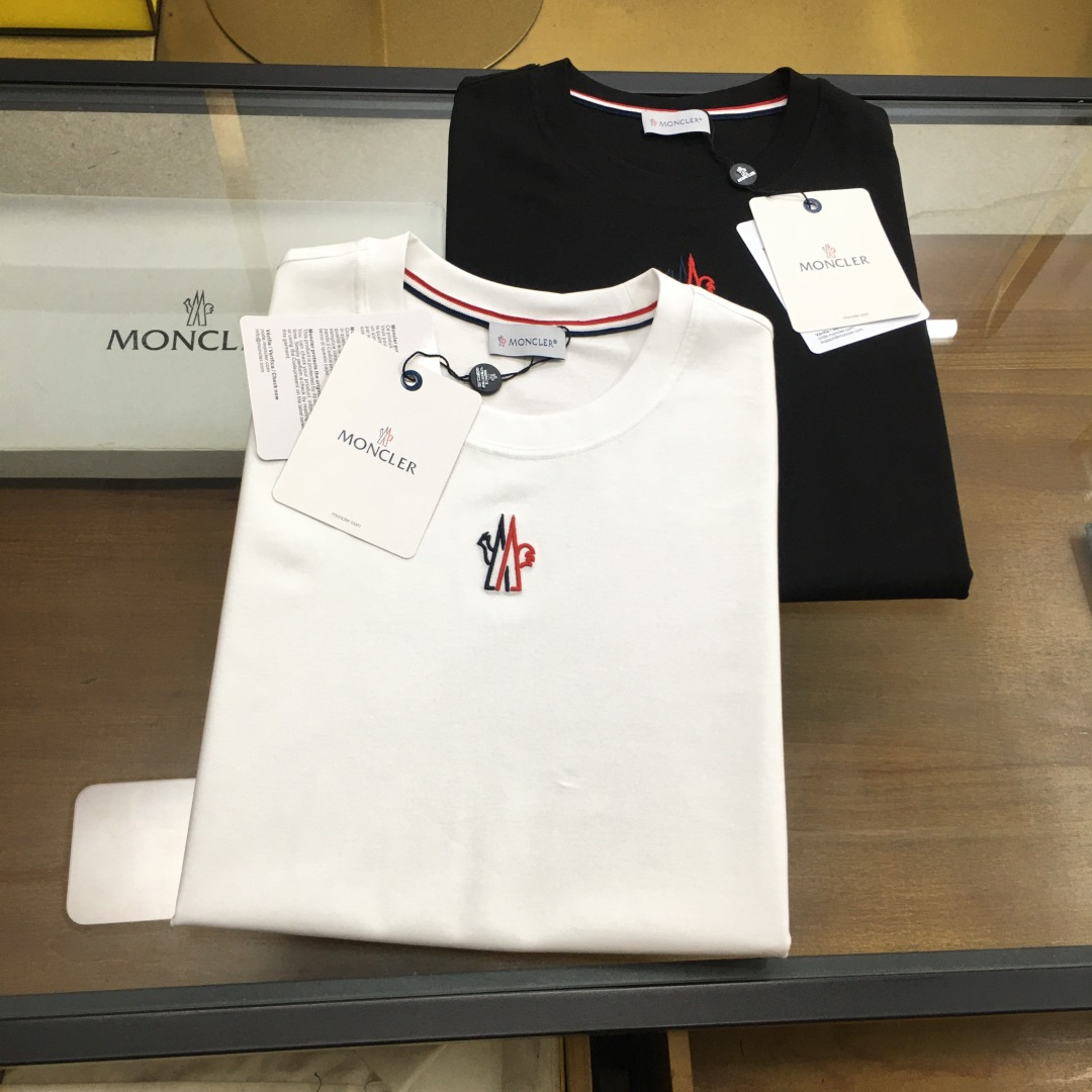 NO:501117,New product [Moncle...] The latest short-sleeved round-neck T-shirt in the first counter in spring and summer, high-end customization, avant-garde and fashionable design!  Brand logo heavy craft design, high-end customized mercerated cloud cotton fabric, soft feel, comfortable to wear, exquisite counter-level car line, fine workmanship, invincible and handsome upper body effect!  A must-have item for handsome men!  The color is shown in the figure. Code number M-3XL, T-shirt,tees, t-shirt,alexander wang19860909新品【Moncle...】 春夏首发专柜最新款短袖圆领T恤 高端订制 设计前卫时尚！品牌logo重工艺设计 高端定制丝光云朵棉面料.手感柔软.穿着舒适.专柜级别精致车线.做工精细.上身效果无敌帅气！型男必备单品！ 颜色如图 码数M-3XL,,T-shirt,tees，t-shirt,alexander wang,Men's clothing