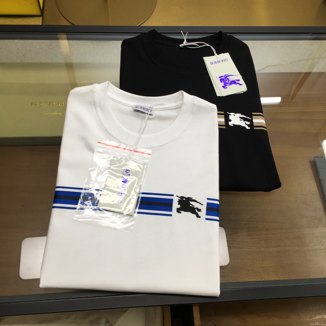 NO:505351,New product [Burebr...y] The latest short-sleeved round-neck T-shirt in the first spring and summer counter in 2025, high-end customization, avant-garde and fashionable design!  Brand logo heavy craft design, high-end customized mercerated cloud cotton fabric, soft feel, comfortable to wear, exquisite counter-level car line, fine workmanship, invincible and handsome upper body effect!  A must-have item for handsome men!  The color is shown in the figure. Code number M-3XL, burberry, T-shirt,tees, t-shirt,alexander wang19860909新品【Burebr...y】 2025春夏首发专柜最新款短袖圆领T恤 高端订制 设计前卫时尚！品牌logo重工艺设计 高端定制丝光云朵棉面料.手感柔软.穿着舒适.专柜级别精致车线.做工精细.上身效果无敌帅气！型男必备单品！ 颜色如图 码数M-3XL,,burberry,T-shirt,tees，t-shirt,alexander wang,Men's clothing