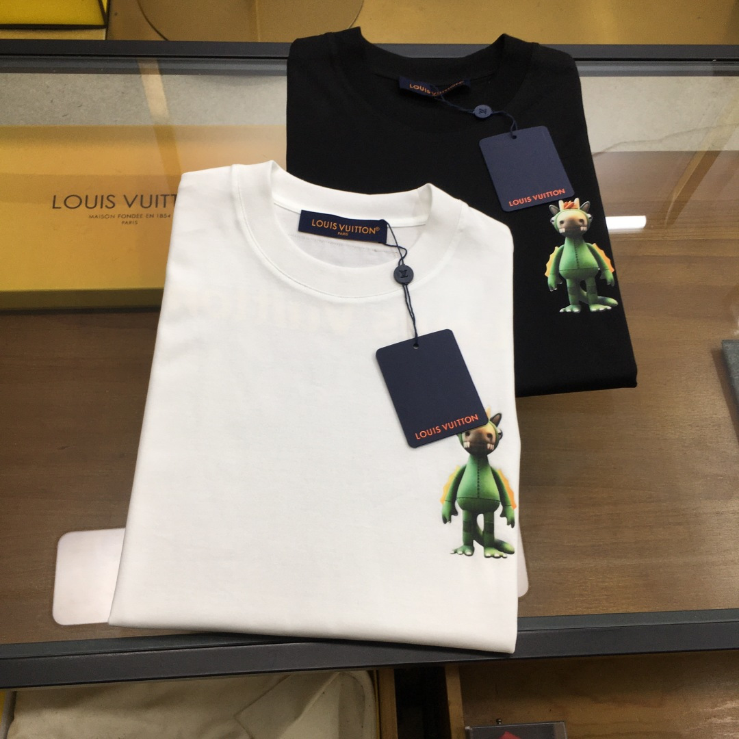 NO:501108,New product [L.v...] The latest short-sleeved round-neck T-shirt in the first spring and summer counter, high-end customization, avant-garde and fashionable design!  Brand logo heavy craft design, high-end customized mercerated cloud cotton fabric, soft feel, comfortable to wear, exquisite counter-level car line, fine workmanship, invincible and handsome upper body effect!  A must-have item for handsome men!  The color is shown in the figure. Code number M-3XL, T-shirt,tees, t-shirt,alexander wang19860909新品【L.v...】 春夏首发专柜最新款短袖圆领T恤 高端订制 设计前卫时尚！品牌logo重工艺设计 高端定制丝光云朵棉面料.手感柔软.穿着舒适.专柜级别精致车线.做工精细.上身效果无敌帅气！型男必备单品！ 颜色如图 码数M-3XL,,T-shirt,tees，t-shirt,alexander wang,Men's clothing