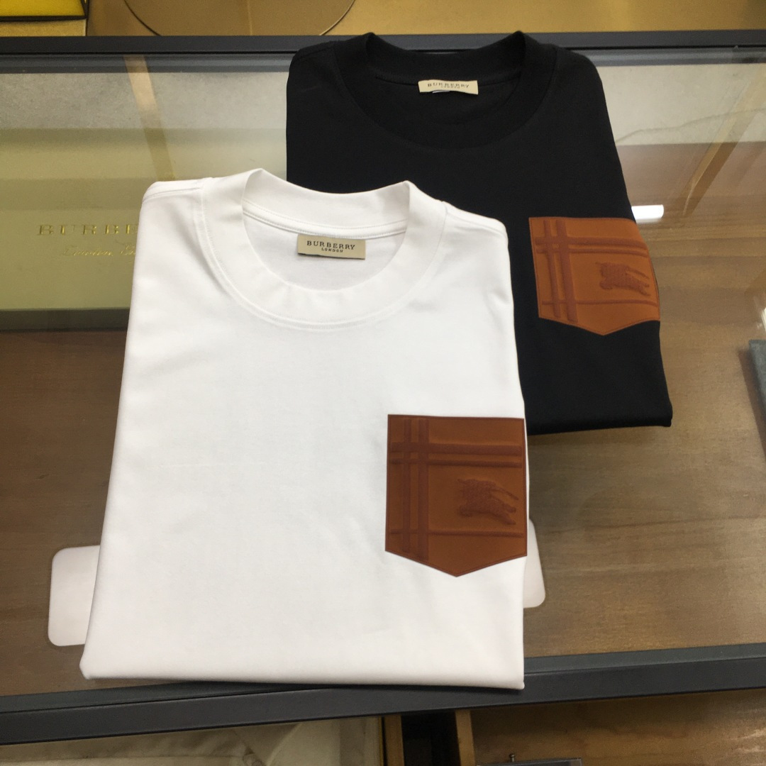 NO:410658,New trendy brand 'Burber...y' 2025 new trendy brand short-sleeved T-shirt (slightly wide in style) The darling of the Italian fashion industry!  Men's short sleeves!  While the materials are exquisite, the overall design is quite fashionable. Today I recommend his versatile and classic styles. The logo design on the chest brand is printed and designed with vivid personality!  The fabric is made of customer-supplied fixed-woven Gaoke Re-English Long-Wire Cotton, and the high-quality Long-Wire Cotton raw materials are selected!  It has a smooth and smooth feel on the skin, and the upper body is crisp and stylish!  Comfort and breathability are perfect!  All fabrics are excellent!  M-4XL., burberry, T-shirt, tees, t-shirt, alexander wang19860909新品潮牌 《Burber...y》 2025新款潮牌短袖T恤（版型微阔）意大利时尚界的宠儿！ 男士短袖！材质用料讲究的同时 整体的设计颇具时尚感 今天推荐他家百搭经典款 胸前品牌logo设计 采用印花设计 个性生动！面料采用客供定织高克重新疆长绒棉,甄选上等长绒棉花原料！亲肤挺滑手感,上身挺括有型！舒适性与透气性完美兼备！面料皆为上乘！M-4XL.,,burberry,T-shirt,tees，t-shirt,alexander wang,Men's clothing