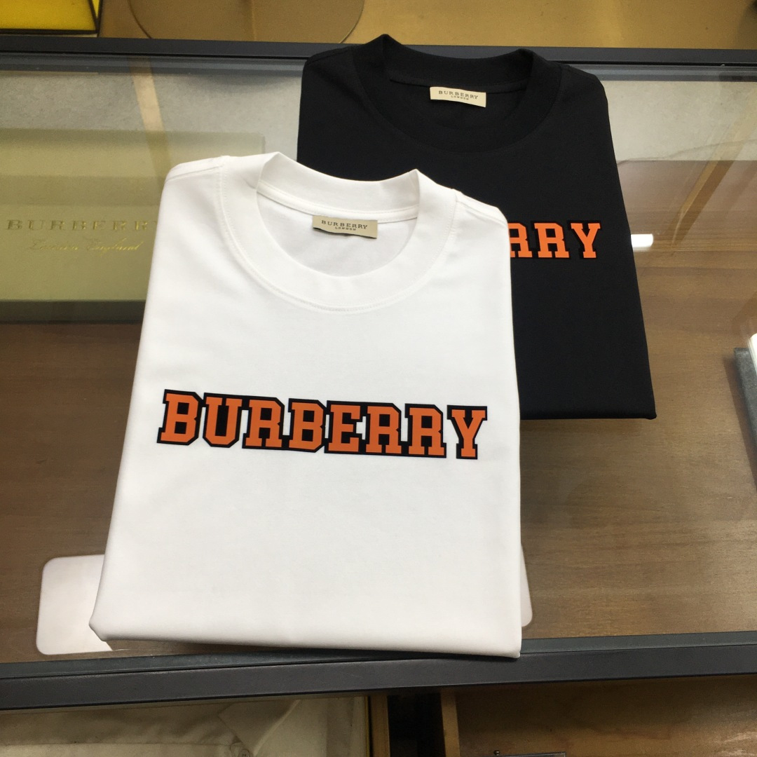NO:410669,New trendy brand 'Burber..y' 2025 new trendy brand short-sleeved T-shirt (slightly wide in style) The darling of the Italian fashion industry!  Men's short sleeves!  While the materials are exquisite, the overall design is quite fashionable. Today I recommend his versatile and classic styles. The logo design on the chest brand is printed and designed with vivid personality!  The fabric is made of customer-supplied fixed-woven Gaoke Re-English Long-Wire Cotton, and the high-quality Long-Wire Cotton raw materials are selected!  It has a smooth and smooth feel on the skin, and the upper body is crisp and stylish!  Comfort and breathability are perfect!  All fabrics are excellent!  M-4XL., burberry, T-shirt, tees, t-shirt, alexander wang19860909新品潮牌 《Burber..y》 2025新款潮牌短袖T恤（版型微阔）意大利时尚界的宠儿！ 男士短袖！材质用料讲究的同时 整体的设计颇具时尚感 今天推荐他家百搭经典款 胸前品牌logo设计 采用印花设计 个性生动！面料采用客供定织高克重新疆长绒棉,甄选上等长绒棉花原料！亲肤挺滑手感,上身挺括有型！舒适性与透气性完美兼备！面料皆为上乘！M-4XL.,,burberry,T-shirt,tees，t-shirt,alexander wang,Men's clothing