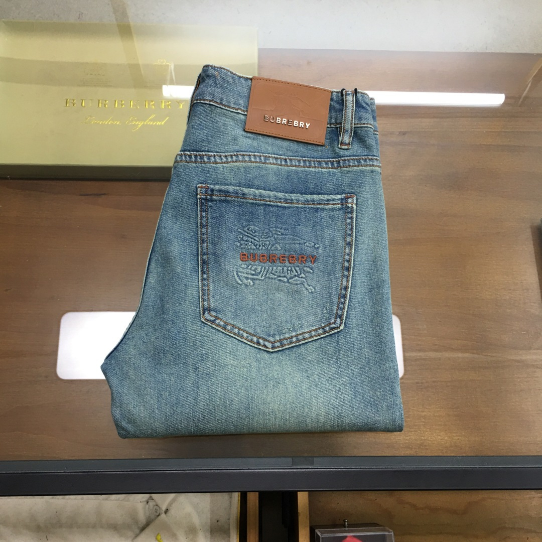 NO:417321,New product 'Burbe...y' Spring and summer men's fashionable jeans!  Trading companies have sparse channels and are on sale on the leading official website!  The latest trouser items are dedicated, and all quality-controlled male fans must buy. Such a pair of jeans can be afforded rare in the world!  This jeans are selected for imported washing denim cotton. The flexible and solid fabric is natural and crisp and tough. The feel is soft and elastic. The delicate facial weaving details are irresistible. The fashionable performance brought by this item is irresistible!  The leather logo on the waist nameplate, retro buttons engraved with exquisite words and logos, and the YKK metal zipper closure on the closure, all the auxiliary materials are exquisitely configured!  The jeans have a perfect cut, and the daily matching is enough to improve your outfit style. The upper body effect will definitely not disappoint you!  Size 29-38 (no 37), Burberry, jeans, alexander wang19860909新品《Burbe...y》 春夏男士时尚牛仔长裤！贸易公司渠道稀出,领先官网发售！最新裤装单品奉献,所有品质控男粉必须入手的极品,这样一条段位的牛仔裤,担得起世所罕见！ 此款牛仔裤甄选客供进口水洗牛仔棉布制成,柔韧又坚实的面料天然的挺括和硬朗既视感,手感柔软富有弹力,细腻的面部织纹细节,这种单品所带来的时髦性能让人无法抵抗！后腰铭牌皮标,刻有精致字样Logo的复古纽扣,以及门襟YKK金属拉链闭合,所有辅料配置精妙绝伦！牛仔裤版型完美剪裁,日常搭配起来足以提升你的穿搭格调,上身效果绝对不会让你失望！ 尺码29-38（无37）,,burberry,jeans,alexander wang,Men's clothing