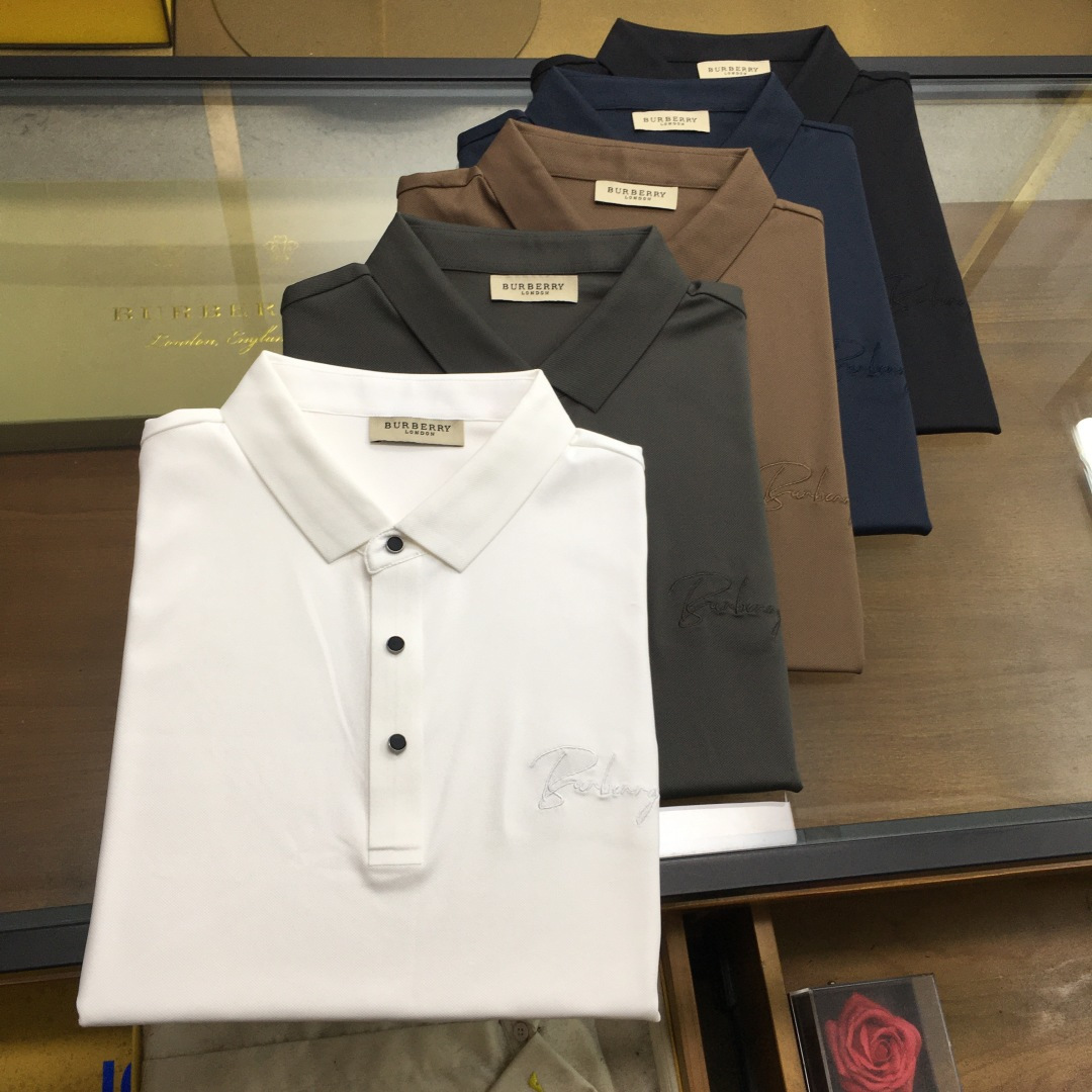NO:513806,New product [Burber...y] High-end Polo 2025SS Spring and Summer New Product Go Fashion and Casual Lapel T-shirt, Selected High-quality Tennis Cool Fabric, Stainless Cutting Process, Exquisite Logo Design Logo on the chest, Customer-supplied hardware and accessories, Simple and easy to match, a must-have item for casual business men!  SizeM-4XL [Please report height and weight by placing an order], burberry,tees, t-shirt,alexander wang19860909新品【Burber...y】高端Polo 2025SS春夏新品 Go 时尚休闲翻领T恤,甄选优质天丝凉爽面料,无痕切割工艺,胸前密针精致logo设计标识,客供订织五金辅料,简约易搭配,休闲商务男人必备单品！ SizeM-4XL【下单请报身高体重】,,burberry,tees，t-shirt,alexander wang,Men's clothing