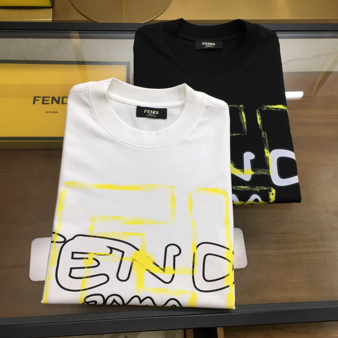 NO:529088,New trendy brand 'Fend...' 2025 new trendy brand short-sleeved T-shirt (slightly wide in style) The darling of the Italian fashion industry!  Men's short sleeves!  While the materials are exquisite, the overall design is quite fashionable. Today I recommend his versatile and classic styles. The logo design on the chest brand is printed and designed with vivid personality!  The fabric is made of customer-supplied fixed-woven Gaoke Re-English Long-Wire Cotton, and the high-quality Long-Wire Cotton raw materials are selected!  It has a smooth and smooth feel on the skin, and the upper body is crisp and stylish!  Comfort and breathability are perfect!  All fabrics are excellent!  M-4XL, fendi, T-shirt,tees, t-shirt,alexander wang19860909新品潮牌 《Fend...》 2025新款潮牌短袖T恤（版型微阔）意大利时尚界的宠儿！ 男士短袖！材质用料讲究的同时 整体的设计颇具时尚感 今天推荐他家百搭经典款 胸前品牌logo设计 采用印花设计 个性生动！面料采用客供定织高克重新疆长绒棉,甄选上等长绒棉花原料！亲肤挺滑手感,上身挺括有型！舒适性与透气性完美兼备！面料皆为上乘！M-4XL,,fendi,T-shirt,tees，t-shirt,alexander wang,Men's clothing