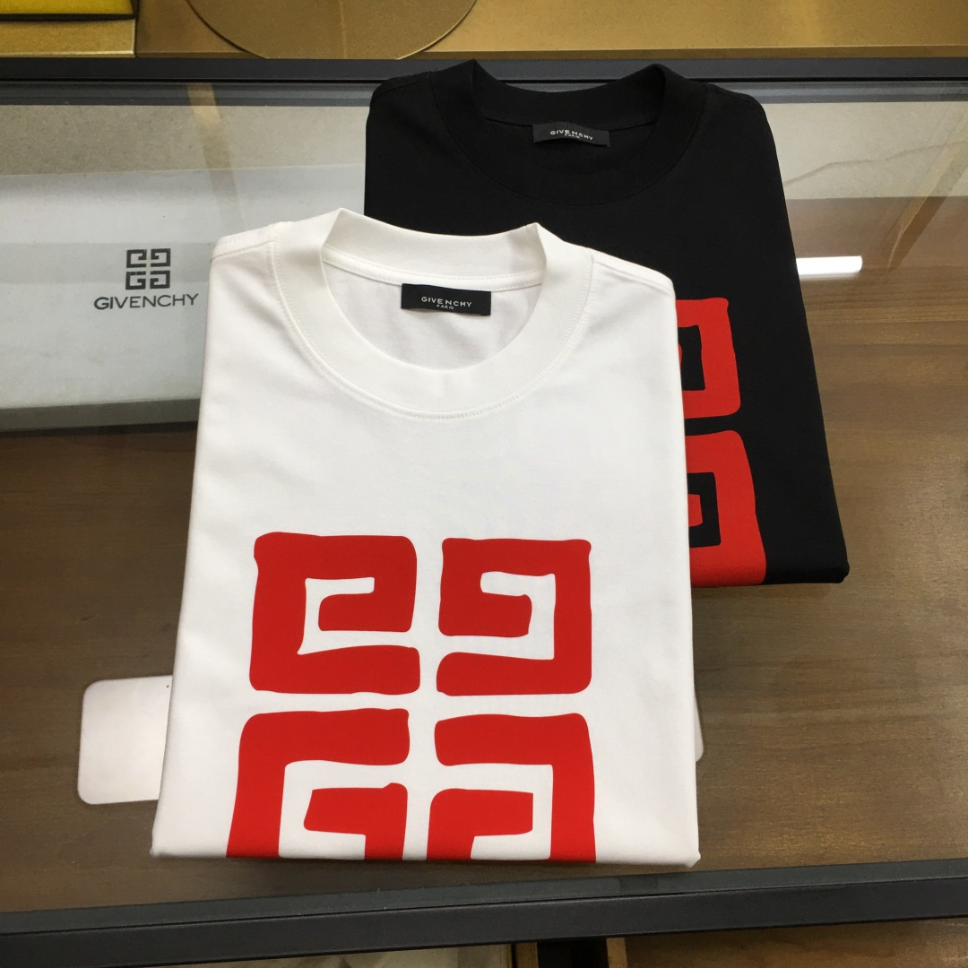 NO:529086,New trendy brand 'GVC' 2025 new trendy brand short-sleeved T-shirt (slightly wide in style) The darling of the Italian fashion industry!  Men's short sleeves!  While the materials are exquisite, the overall design is quite fashionable. Today I recommend his versatile and classic styles. The logo design on the chest brand is printed and designed with vivid personality!  The fabric is made of customer-supplied fixed-woven Gaoke Re-English Long-Wire Cotton, and the high-quality Long-Wire Cotton raw materials are selected!  It has a smooth and smooth feel on the skin, and the upper body is crisp and stylish!  Comfort and breathability are perfect!  All fabrics are excellent!  M-4XL, T-shirt,tees,t-shirt,alexander wang19860909新品潮牌 《GVC》 2025新款潮牌短袖T恤（版型微阔）意大利时尚界的宠儿！ 男士短袖！材质用料讲究的同时 整体的设计颇具时尚感 今天推荐他家百搭经典款 胸前品牌logo设计 采用印花设计 个性生动！面料采用客供定织高克重新疆长绒棉,甄选上等长绒棉花原料！亲肤挺滑手感,上身挺括有型！舒适性与透气性完美兼备！面料皆为上乘！M-4XL,,T-shirt,tees，t-shirt,alexander wang,Men's clothing