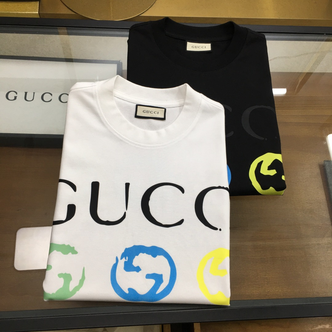 NO:529090,New trendy brand 'Gu.ci' 2025 new trendy brand short-sleeved T-shirt (slightly wide in style) The darling of the Italian fashion industry!  Men's short sleeves!  While the materials are exquisite, the overall design is quite fashionable. Today I recommend his versatile and classic styles. The logo design on the chest brand is printed and designed with vivid personality!  The fabric is made of customer-supplied fixed-woven Gaoke Re-English Long-Wire Cotton, and the high-quality Long-Wire Cotton raw materials are selected!  It has a smooth and smooth feel on the skin, and the upper body is crisp and stylish!  Comfort and breathability are perfect!  All fabrics are excellent!  M-4XL, T-shirt,tees,t-shirt,alexander wang19860909新品潮牌 《Gu.ci》 2025新款潮牌短袖T恤（版型微阔）意大利时尚界的宠儿！ 男士短袖！材质用料讲究的同时 整体的设计颇具时尚感 今天推荐他家百搭经典款 胸前品牌logo设计 采用印花设计 个性生动！面料采用客供定织高克重新疆长绒棉,甄选上等长绒棉花原料！亲肤挺滑手感,上身挺括有型！舒适性与透气性完美兼备！面料皆为上乘！M-4XL,,T-shirt,tees，t-shirt,alexander wang,Men's clothing