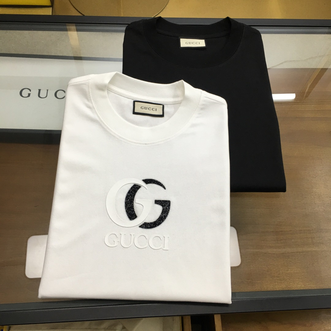 NO:474302,New trendy brand 'Gu.ci' 2025 new trendy brand short-sleeved T-shirt (slightly wide in style) The darling of the Italian fashion industry!  Men's short sleeves!  While the materials are exquisite, the overall design is quite fashionable. Today I recommend his versatile and classic styles. The logo design on the chest brand is printed and designed with vivid personality!  The fabric is made of customer-supplied fixed-woven Gaoke Re-English Long-Wire Cotton, and the high-quality Long-Wire Cotton raw materials are selected!  It has a smooth and smooth feel on the skin, and the upper body is crisp and stylish!  Comfort and breathability are perfect!  All fabrics are excellent!  M-4XL, T-shirt,tees,t-shirt,alexander wang19860909新品潮牌 《Gu.ci》 2025新款潮牌短袖T恤（版型微阔）意大利时尚界的宠儿！ 男士短袖！材质用料讲究的同时 整体的设计颇具时尚感 今天推荐他家百搭经典款 胸前品牌logo设计 采用印花设计 个性生动！面料采用客供定织高克重新疆长绒棉,甄选上等长绒棉花原料！亲肤挺滑手感,上身挺括有型！舒适性与透气性完美兼备！面料皆为上乘！M-4XL,,T-shirt,tees，t-shirt,alexander wang,Men's clothing