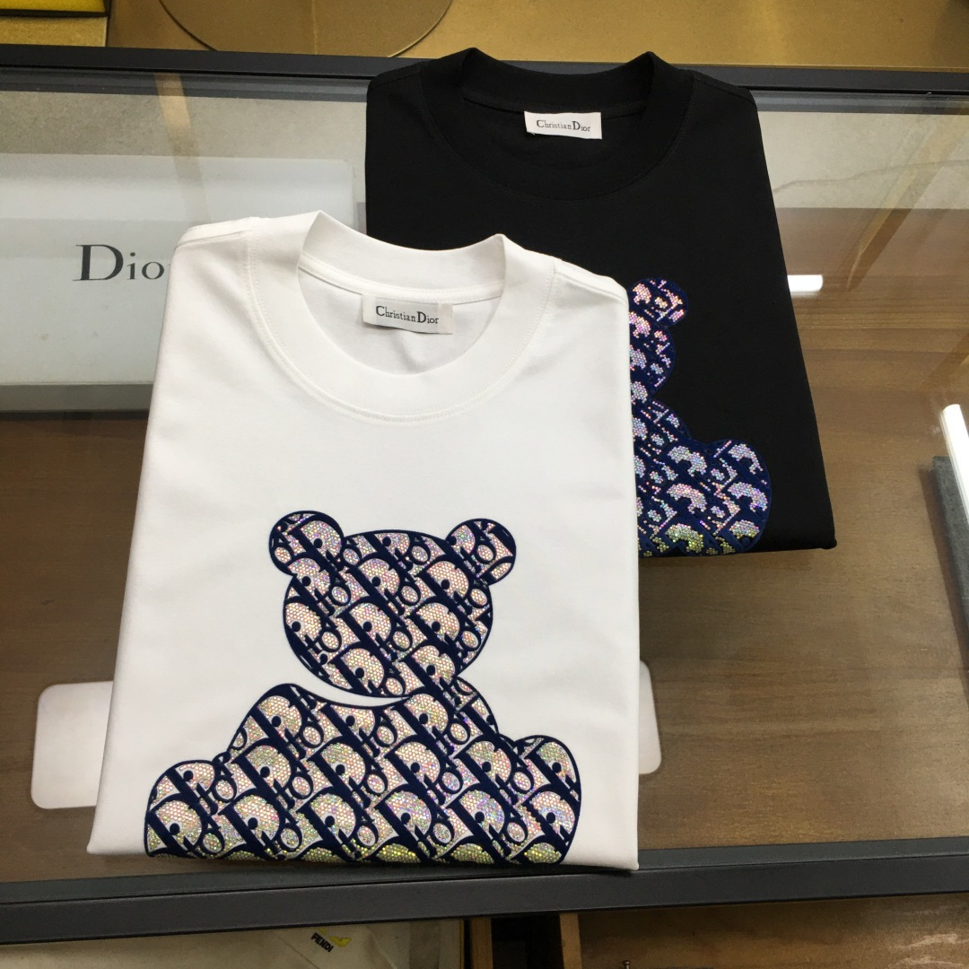 NO:474297,New trendy brand 'Dio..r' 2025 new trendy brand short-sleeved T-shirt (slightly wide in style) The darling of the Italian fashion industry!  Men's short sleeves!  While the materials are exquisite, the overall design is quite fashionable. Today I recommend his versatile and classic styles. The logo design on the chest brand is printed and designed with vivid personality!  The fabric is made of customer-supplied fixed-woven Gaoke Re-English Long-Wire Cotton, and the high-quality Long-Wire Cotton raw materials are selected!  It has a smooth and smooth feel on the skin, and the upper body is crisp and stylish!  Comfort and breathability are perfect!  All fabrics are excellent!  M-4XL,dior,T-shirt,tees,t-shirt,alexander wang19860909新品潮牌 《Dio..r》 2025新款潮牌短袖T恤（版型微阔）意大利时尚界的宠儿！ 男士短袖！材质用料讲究的同时 整体的设计颇具时尚感 今天推荐他家百搭经典款 胸前品牌logo设计 采用印花设计 个性生动！面料采用客供定织高克重新疆长绒棉,甄选上等长绒棉花原料！亲肤挺滑手感,上身挺括有型！舒适性与透气性完美兼备！面料皆为上乘！M-4XL,,dior,T-shirt,tees，t-shirt,alexander wang,Men's clothing