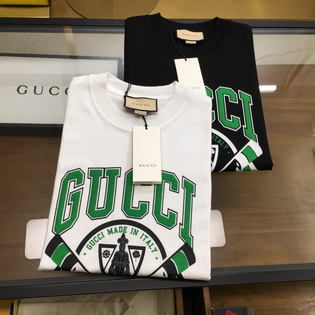 NO:503950,New product [Gu.ci...] The latest short-sleeved round-neck T-shirt in the first spring and summer counter in 2025, high-end customization, avant-garde and fashionable design!  Brand logo heavy craft design, high-end customized mercerated cloud cotton fabric, soft feel, comfortable to wear, exquisite counter-level car line, fine workmanship, invincible and handsome upper body effect!  A must-have item for handsome men!  The color is shown in the figure. Code number M-3XL, T-shirt,tees, t-shirt,alexander wang19860909新品【Gu.ci...】 2025春夏首发专柜最新款短袖圆领T恤 高端订制 设计前卫时尚！品牌logo重工艺设计 高端定制丝光云朵棉面料.手感柔软.穿着舒适.专柜级别精致车线.做工精细.上身效果无敌帅气！型男必备单品！ 颜色如图 码数M-3XL,,T-shirt,tees，t-shirt,alexander wang,Men's clothing