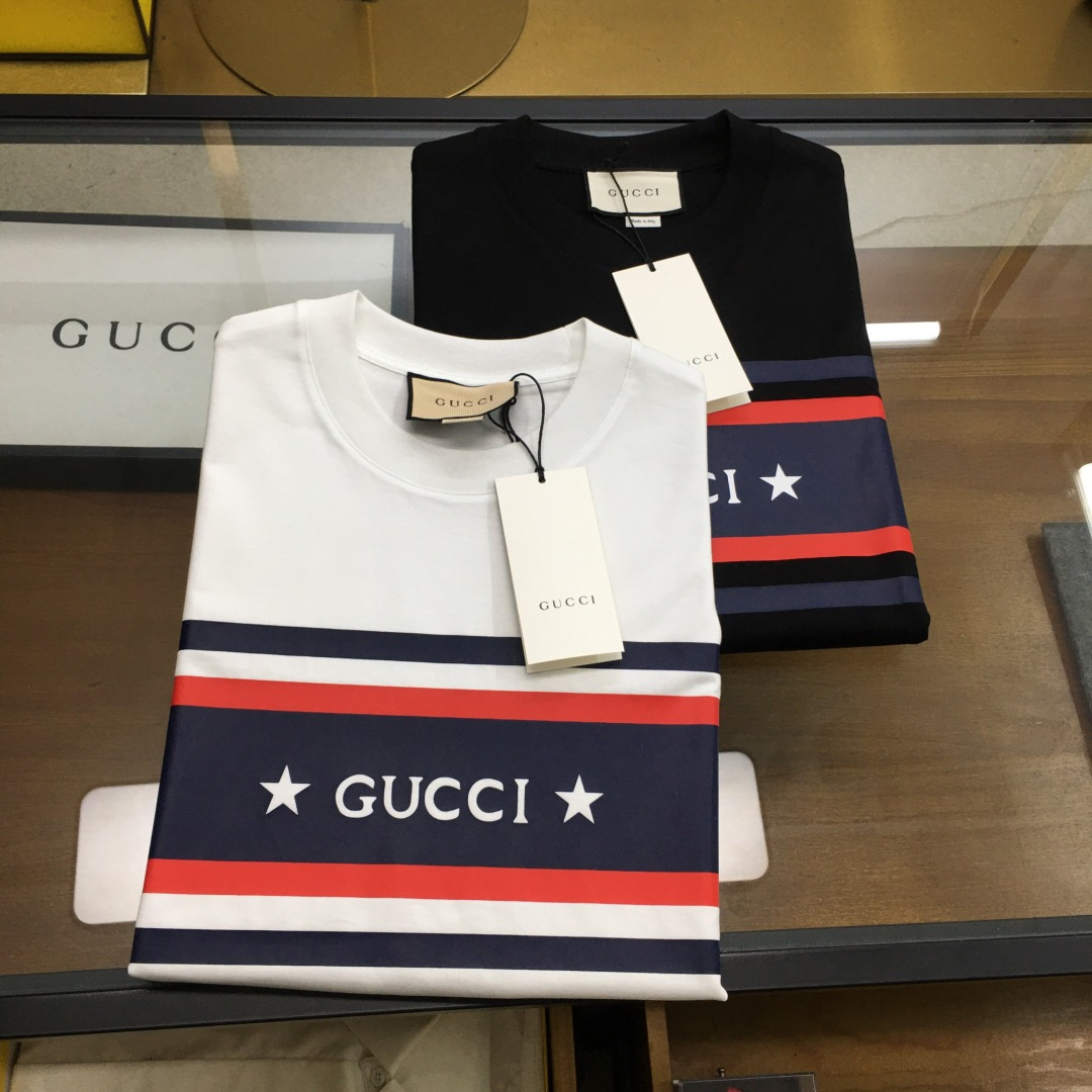 NO:489229,New product [Gu.ci...] The latest short-sleeved round-neck T-shirt in the first spring and summer counter in 2025, high-end customization, avant-garde and fashionable design!  Brand logo heavy craft design, high-end customized mercerated cloud cotton fabric, soft feel, comfortable to wear, exquisite counter-level car line, fine workmanship, invincible and handsome upper body effect!  A must-have item for handsome men!  The color is shown in the figure. Code number M-3XL, T-shirt,tees, t-shirt,alexander wang19860909新品【Gu.ci...】 2025春夏首发专柜最新款短袖圆领T恤 高端订制 设计前卫时尚！品牌logo重工艺设计 高端定制丝光云朵棉面料.手感柔软.穿着舒适.专柜级别精致车线.做工精细.上身效果无敌帅气！型男必备单品！ 颜色如图 码数M-3XL,,T-shirt,tees，t-shirt,alexander wang,Men's clothing