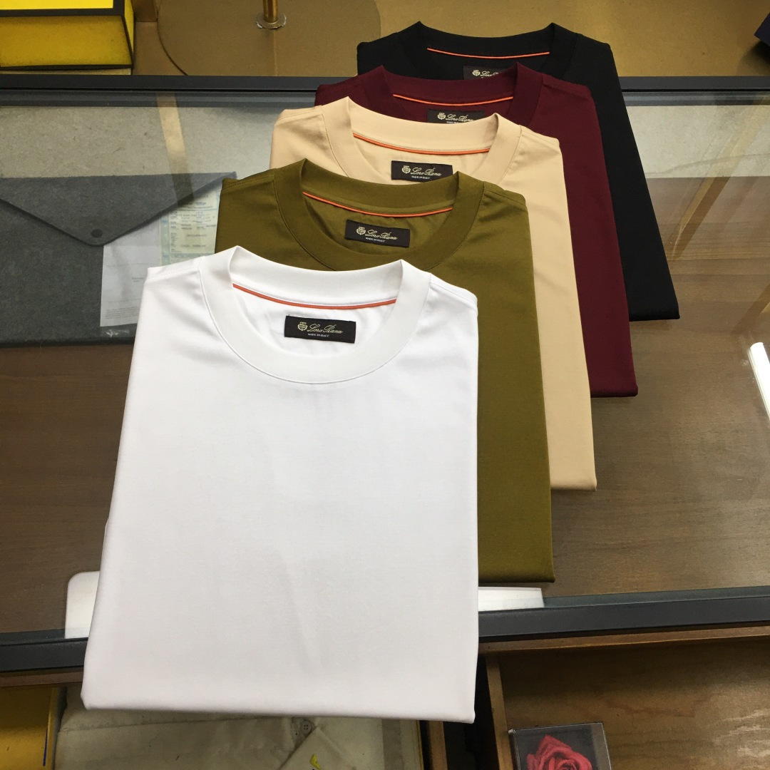 NO:433430,New counter product 'Lo*ro Pi*na Nuo u Pianya' 2025 new counter product recommendation!  The classic counter model, a round neck short-sleeved T-shirt with turtle back logo embroidered round neck, a classic and versatile style, a simple logo embroidered design, a combination of style, a neckline slightly fits the neck, a straight and fashionable upper body feels, the overall upper body feels not too tight or too loose, very friendly to the figure, easy to wear and versatile, classic and out of style!  The fabric is made of mercerized fabric, with a warm luster on the surface. The upper body makes the skin more comfortable to touch the fabric. The upper body is very high-end, skin-friendly and breathable, crisp and stylish. Orders of full-quality color Black Light yellow Olive green Red White Size M-3XL Try on 172-148 It is suitable for wearing L, T-shirt,tees, t-shirt,alexander wang19860909专柜新品《Lo*ro Pi*na诺 u翩雅》 2025专柜新品推荐！专柜经典款 龟背标志刺绣圆领短袖T恤 经典百搭款 简约标志背部刺绣的设计 合体的版型 领口微微贴合颈部 上身挺拔而更具时尚感 整体上身感不会过紧或者过松 对身材很友好 好穿又百搭经典不过时！ 面料采用 丝光面料 表面有着温润的光泽感 上身让皮肤接触面料更加舒适. 上身很高档 亲肤透气,挺括有型 全品相的订单 颜色 黑色 淡黄色 橄榄绿 红色 白色 尺码M-3XL 试穿172-148穿L合适,,T-shirt,tees，t-shirt,alexander wang,Men's clothing