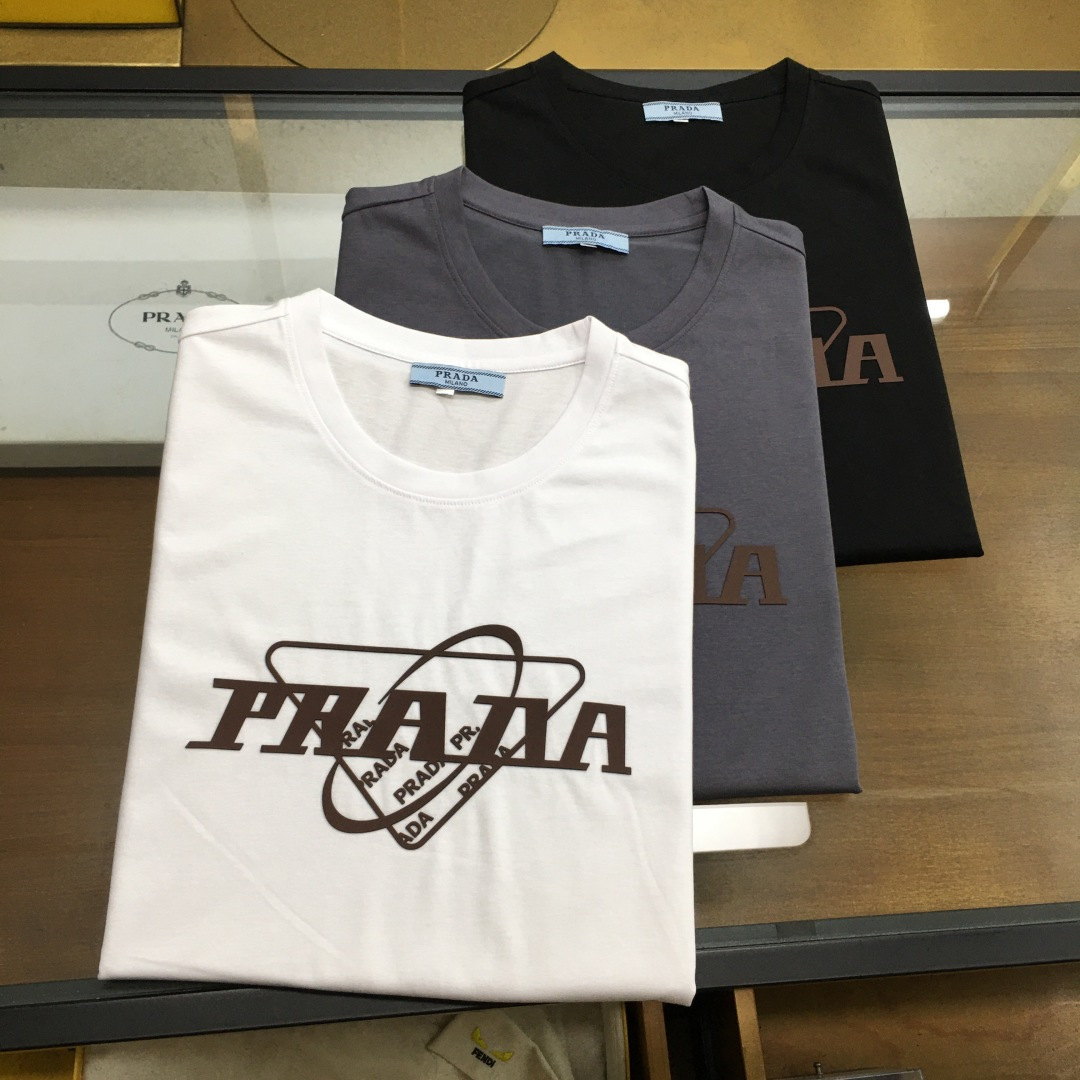 NO:417359,New product 'Prad' 2025 spring and summer new first-time counter latest short-sleeved round-neck T-shirt, high-end customization, avant-garde and fashionable design!  Brand logo heavy craft design, high-end customized double mercerized fabric, soft feel, comfortable to wear, exquisite counter-level car line, fine workmanship, invincible and handsome upper body effect!  A must-have item for handsome men!  Gospel of Fatty - Three colors as shown in the picture Number of codes M-5XL (maximum 6xl can wear 230 catties), prada, T-shirt,tees, t-shirt,alexander wang19860909新品 《Prad》 2025春夏新款首发专柜最新款短袖圆领T恤 高端订制 设计前卫时尚！品牌logo重工艺设计 高端定制双丝光面料.手感柔软.穿着舒适.专柜级别精致车线.做工精细.上身效果无敌帅气！型男必备单品！胖子福音-- 三色如图 码数 M-5XL(最大6xl可穿230斤),,prada,T-shirt,tees，t-shirt,alexander wang,Men's clothing