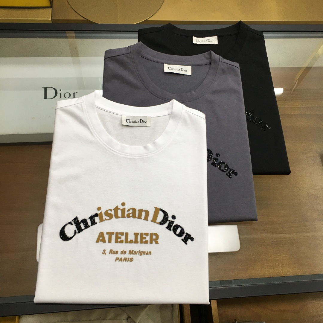 NO:417352,New product 'Dio..r' 2025 spring and summer new first-time counter latest short-sleeved round-neck T-shirt, high-end customization, avant-garde and fashionable design!  Brand logo heavy craft design, high-end customized double mercerized fabric, soft feel, comfortable to wear, exquisite counter-level car line, fine workmanship, invincible and handsome upper body effect!  A must-have item for handsome men!  Gospel of Fatty - Three colors as shown in the picture Number of codes M-5XL (maximum 6xl can wear 230 catties), dior, T-shirt,tees, t-shirt,alexander wang19860909新品 《Dio..r》 2025春夏新款首发专柜最新款短袖圆领T恤 高端订制 设计前卫时尚！品牌logo重工艺设计 高端定制双丝光面料.手感柔软.穿着舒适.专柜级别精致车线.做工精细.上身效果无敌帅气！型男必备单品！胖子福音-- 三色如图 码数 M-5XL(最大6xl可穿230斤),,dior,T-shirt,tees，t-shirt,alexander wang,Men's clothing