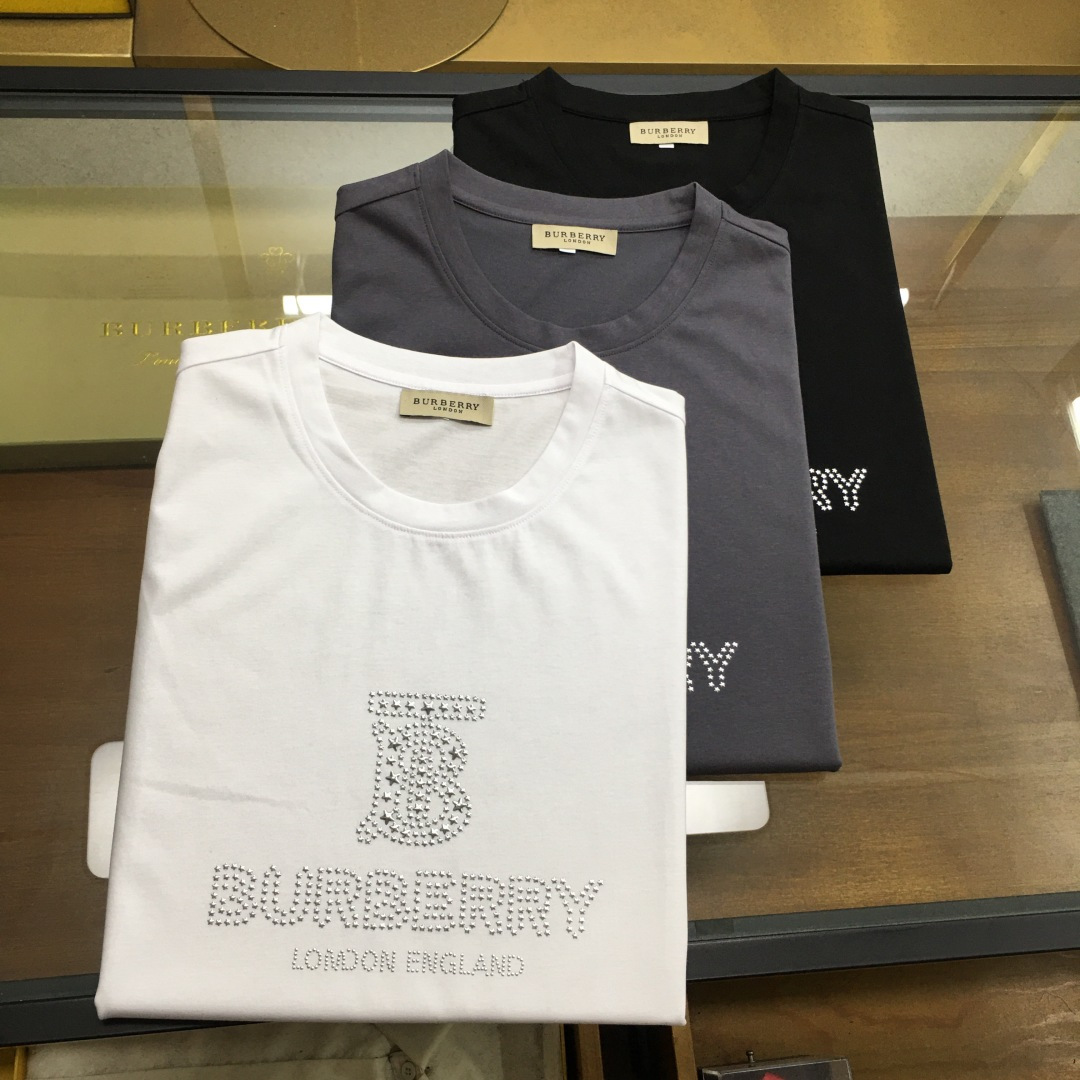 NO:417392,New product 'Burber...y' 2025 spring and summer new model first-time counter latest short-sleeved round-neck T-shirt, high-end customization, avant-garde and fashionable design!  Brand logo heavy craft design, high-end customized double mercerized fabric, soft feel, comfortable to wear, exquisite counter-level car line, fine workmanship, invincible and handsome upper body effect!  A must-have item for handsome men!  Gospel of Fatty - Three colors as shown in the picture Number of codes M-5XL (maximum 6xl can wear 230 catties), burberry, T-shirt,tees, t-shirt,alexander wang19860909新品 《Burber...y》 2025春夏新款首发专柜最新款短袖圆领T恤 高端订制 设计前卫时尚！品牌logo重工艺设计 高端定制双丝光面料.手感柔软.穿着舒适.专柜级别精致车线.做工精细.上身效果无敌帅气！型男必备单品！胖子福音-- 三色如图 码数 M-5XL(最大6xl可穿230斤),,burberry,T-shirt,tees，t-shirt,alexander wang,Men's clothing