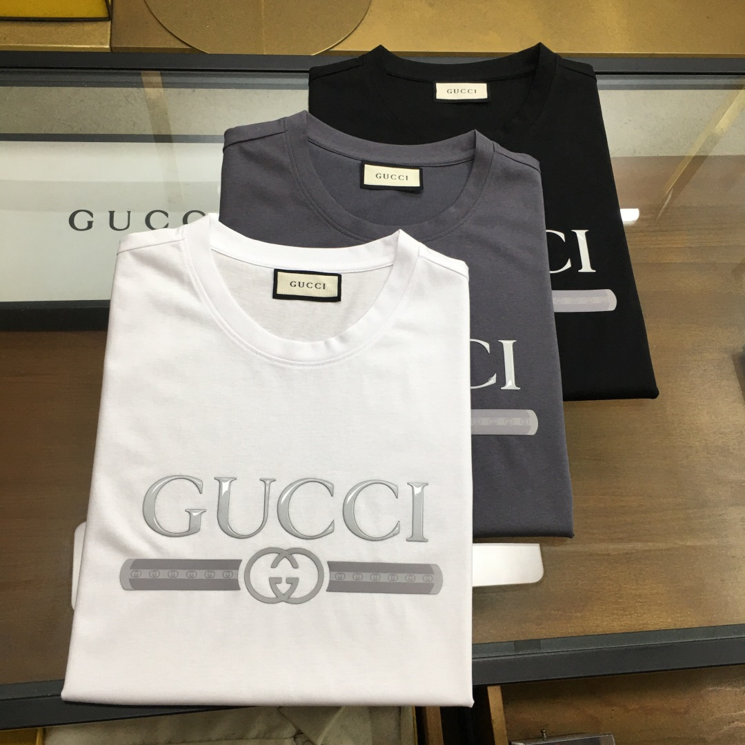 NO:417402,New product 'Gu.ci' 2025 spring and summer new model first-time counter latest short-sleeved round-neck T-shirt, high-end customization, avant-garde and fashionable design!  Brand logo heavy craft design, high-end customized double mercerized fabric, soft feel, comfortable to wear, exquisite counter-level car line, fine workmanship, invincible and handsome upper body effect!  A must-have item for handsome men!  Fatty Gospel - Three colors as shown in the picture Number of codes M-5XL (maximum 6xl can wear 230 catties), T-shirt,tees, t-shirt,alexander wang19860909新品 《Gu.ci》 2025春夏新款首发专柜最新款短袖圆领T恤 高端订制 设计前卫时尚！品牌logo重工艺设计 高端定制双丝光面料.手感柔软.穿着舒适.专柜级别精致车线.做工精细.上身效果无敌帅气！型男必备单品！胖子福音-- 三色如图 码数 M-5XL(最大6xl可穿230斤),,T-shirt,tees，t-shirt,alexander wang,Men's clothing