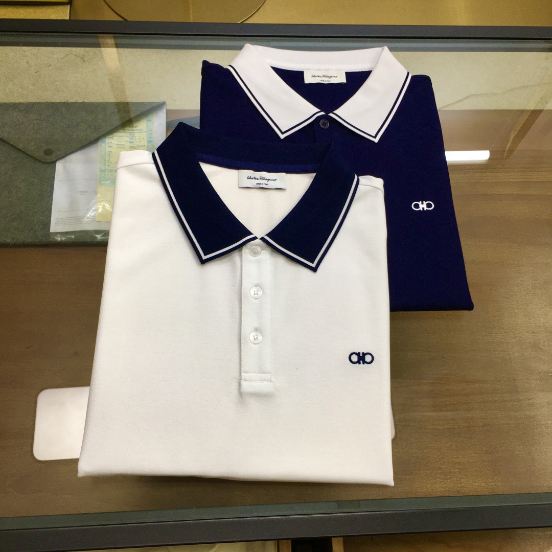 NO:447144,New product POLO 'Fila...' 2025 spring and summer new men's lapel Polo shirt!  Classic business men's style, high-end men's style at the ceiling level of business men's style!  Simple, fashionable and elegant, single-wearing inner wear is decent, quality control/detail control takes away, low-key, luxurious and connotative!  Customer-supplied fixed mesh mercerated bead floor cotton cloth is carefully made, the fabric surface is evenly arranged and neatly arranged, with excellent breathability and heat dissipation and sweat resistance, and the comfort level of the upper body is completely better than that of ordinary single-sided sweat cloth tissue!  The classic brand LOGO logo is built with top-level craftsmanship. The LOGO has three-dimensional, clear and full texture, and is an outstanding product in the classic field whether it is inner wear or single wear!  The exquisite cutting process, the processing of every detail is very standard and delicate, and it is comparable to that of ordinary LOW products on the market. Men must enter the basic versatile Polo shirts!  Color is navy blue, white Size: 48-56.,alexander wang19860909新品POLO 《菲拉...》 2025春夏季新款男士翻领Polo衫！经典商务男款,高端男装的天花板级别的商务男款！简约时尚大气不失优雅,单穿内搭体面过人,品质控/细节控的闭眼带走,低调又奢华有内涵！ 客供定织网眼丝光珠地棉布精心制成,面料表面排列均匀整齐的网眼纹理,透气性和散热排汗性极佳,上身舒适程度完全优于普通单面汗布组织！经典的品牌LOGO标识,采用顶级工艺打造,LOGO立体清晰饱满,质感非凡的特质,无论是内搭还是单穿都是一款经典领域的产品！精妙绝伦的裁剪工艺,每一个细节处理的非常标准细腻,非市面一般LOW货可以媲美的,男士必入基础百搭款Polo衫推荐！ 颜色藏蓝色,白色 尺码: 48-56.,,alexander wang,Men's clothing