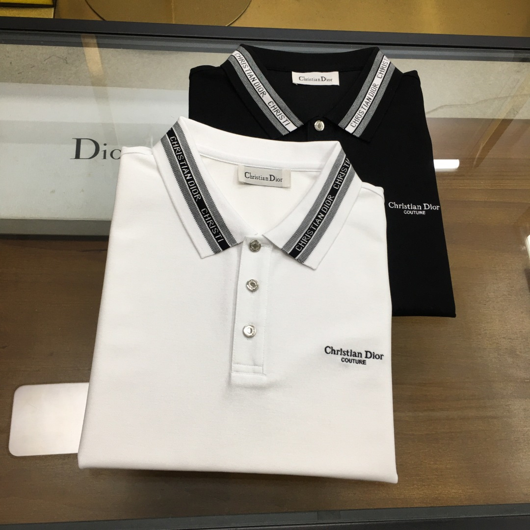 NO:501102,New product POLO 'Dio...r' New spring and summer men's lapel Polo shirt!  Classic business men's style, high-end men's style at the ceiling level of business men's style!  Simple, fashionable and elegant, single-wearing inner wear is decent, quality control/detail control takes away, low-key, luxurious and connotative!  Customer-supplied fixed mesh mercerated bead floor cotton cloth is carefully made, the fabric surface is evenly arranged and neatly arranged, with excellent breathability and heat dissipation and sweat resistance, and the comfort level of the upper body is completely better than that of ordinary single-sided sweat cloth tissue!  The classic brand LOGO logo is built with top-level craftsmanship. The LOGO has three-dimensional, clear and full texture, and is an outstanding product in the classic field whether it is inner wear or single wear!  The exquisite cutting process, the processing of every detail is very standard and delicate, and it is comparable to that of ordinary LOW products on the market. Men must enter the basic versatile Polo shirts!  Color black, white Size: 48-56.,dior,alexander wang19860909新品POLO 《Dio...r》 春夏季新款男士翻领Polo衫！经典商务男款,高端男装的天花板级别的商务男款！简约时尚大气不失优雅,单穿内搭体面过人,品质控/细节控的闭眼带走,低调又奢华有内涵！ 客供定织网眼丝光珠地棉布精心制成,面料表面排列均匀整齐的网眼纹理,透气性和散热排汗性极佳,上身舒适程度完全优于普通单面汗布组织！经典的品牌LOGO标识,采用顶级工艺打造,LOGO立体清晰饱满,质感非凡的特质,无论是内搭还是单穿都是一款经典领域的产品！精妙绝伦的裁剪工艺,每一个细节处理的非常标准细腻,非市面一般LOW货可以媲美的,男士必入基础百搭款Polo衫推荐！ 颜色黑色,白色 尺码: 48-56.,,dior,alexander wang,Men's clothing
