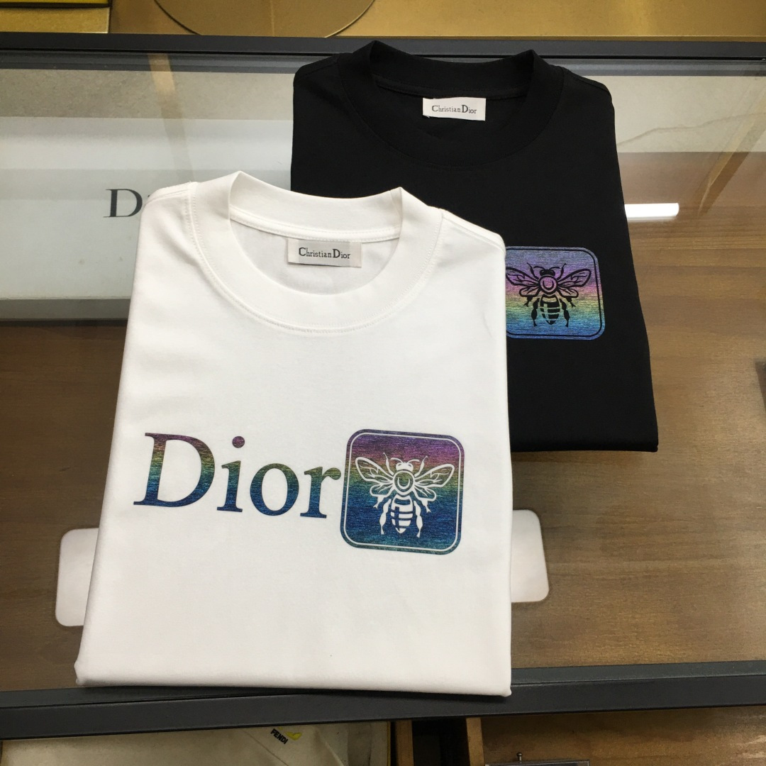 NO:410693,New trendy brand 'Dio...' 2025 new trendy brand short-sleeved T-shirt (slightly wide in style) The darling of the Italian fashion industry!  Men's short sleeves!  While the materials are exquisite, the overall design is quite fashionable. Today I recommend his versatile and classic styles. The logo design on the chest brand is printed and designed with vivid personality!  The fabric is made of customer-supplied fixed-woven Gaoke Re-English Long-Wire Cotton, and the high-quality Long-Wire Cotton raw materials are selected!  It has a smooth and smooth feel on the skin, and the upper body is crisp and stylish!  Comfort and breathability are perfect!  All fabrics are excellent!  M-4XL,dior,T-shirt,tees,t-shirt,alexander wang19860909新品潮牌 《Dio...》 2025新款潮牌短袖T恤（版型微阔）意大利时尚界的宠儿！ 男士短袖！材质用料讲究的同时 整体的设计颇具时尚感 今天推荐他家百搭经典款 胸前品牌logo设计 采用印花设计 个性生动！面料采用客供定织高克重新疆长绒棉,甄选上等长绒棉花原料！亲肤挺滑手感,上身挺括有型！舒适性与透气性完美兼备！面料皆为上乘！M-4XL,,dior,T-shirt,tees，t-shirt,alexander wang,Men's clothing