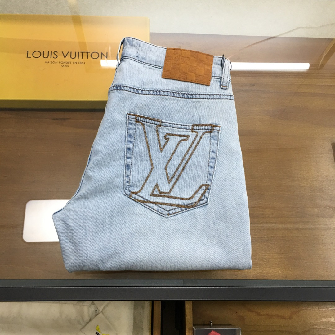 NO:410682,New product [L.v] New# - New spring and summer style, original original cloth and original washing water for men's jeans!  Imported original wash elastic fabrics, complex handicrafts superimposed, any wash process will become a completely different color effect after a few more seconds, so it is more precious, especially long-lasting and odor-resistant... Use the best tannin elastic texture, genuine leather leather cards, high-quality metal accessories... to create a unique and original jeans style!  Classic logo embossing technology, original hardware and accessories, super positive style, comfortable and breathable, extremely high grade, counter quality, and handsome upper body. Number of codes 29-38 (35 37), ,jeans,alexander wang19860909新品【L.v】 New# -春夏新款,男士牛仔裤原厂原布原洗水！进口原版水洗弹力面料,复杂的手工艺叠加,任何一个洗水环节多停留几秒都会变成完全不一样的颜色效果,所以越加珍贵,特别持久、耐味…… 选用上乘的丹宁弹力质感,真皮皮牌、高定的金属辅料……打造出独特及原创的牛仔裤款型！ 经典logo压花工艺,原版五金辅料,版型超正,舒适透气,档次极高,专柜品质,上身帅气十足. 码数29-38（35 37）,,jeans,alexander wang,Men's clothing