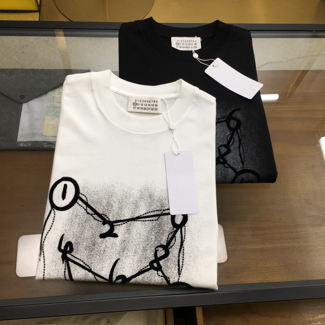 NO:417309,New product [Maggie...] The latest short-sleeved round-neck T-shirt in the 2025 spring and summer first launch counter, high-end customization, avant-garde and fashionable design!  Brand logo heavy craft design, high-end customized mercerated cloud cotton fabric, soft feel, comfortable to wear, exquisite counter-level car line, fine workmanship, invincible and handsome upper body effect!  A must-have item for handsome men!  The color is shown in the figure. Code number M-3XL, T-shirt,tees, t-shirt,alexander wang19860909新品【玛吉...】 2025春夏首发专柜最新款短袖圆领T恤 高端订制 设计前卫时尚！品牌logo重工艺设计 高端定制丝光云朵棉面料.手感柔软.穿着舒适.专柜级别精致车线.做工精细.上身效果无敌帅气！型男必备单品！ 颜色如图 码数M-3XL,,T-shirt,tees，t-shirt,alexander wang,Men's clothing