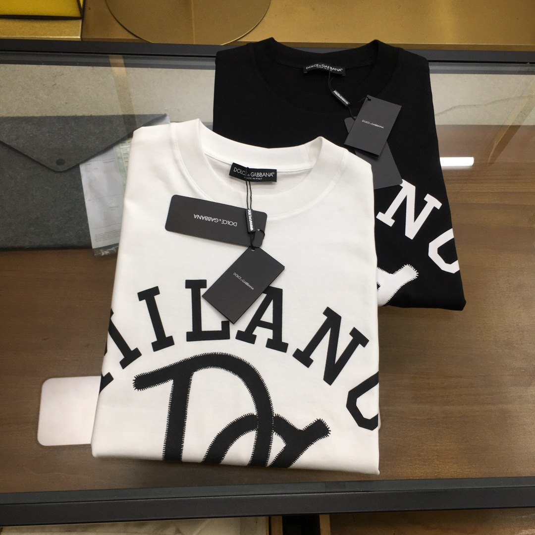 NO:417288,New product [D.G...] The latest short-sleeved round-neck T-shirt in the first spring and summer counter in 2025, high-end customization, avant-garde and fashionable design!  Brand logo heavy craft design, high-end customized mercerated cloud cotton fabric, soft feel, comfortable to wear, exquisite counter-level car line, fine workmanship, invincible and handsome upper body effect!  A must-have item for handsome men!  The color is shown in the figure. Code number M-3XL, T-shirt,tees, t-shirt,alexander wang19860909新品【D.G...】 2025春夏首发专柜最新款短袖圆领T恤 高端订制 设计前卫时尚！品牌logo重工艺设计 高端定制丝光云朵棉面料.手感柔软.穿着舒适.专柜级别精致车线.做工精细.上身效果无敌帅气！型男必备单品！ 颜色如图 码数M-3XL,,T-shirt,tees，t-shirt,alexander wang,Men's clothing