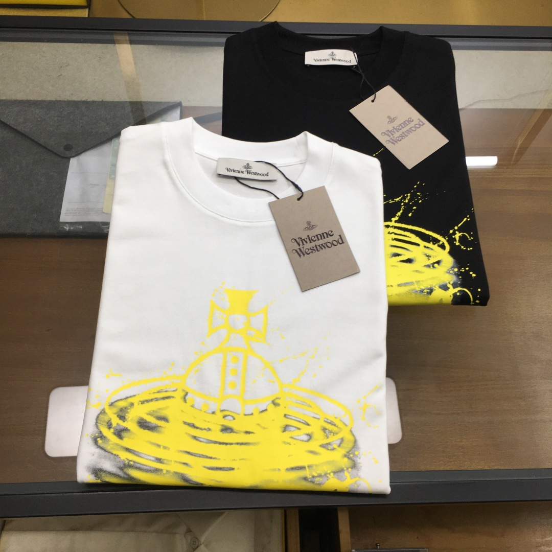 NO:417295,New product [The Queen Mother of the West...] The latest short-sleeved round-neck T-shirt in the 2025 spring and summer first launch counter, high-end customization, avant-garde and fashionable design!  Brand logo heavy craft design, high-end customized mercerated cloud cotton fabric, soft feel, comfortable to wear, exquisite counter-level car line, fine workmanship, invincible and handsome upper body effect!  A must-have item for handsome men!  The color is shown in the figure. Code number M-3XL, T-shirt,tees, t-shirt,alexander wang19860909新品【西太后...】 2025春夏首发专柜最新款短袖圆领T恤 高端订制 设计前卫时尚！品牌logo重工艺设计 高端定制丝光云朵棉面料.手感柔软.穿着舒适.专柜级别精致车线.做工精细.上身效果无敌帅气！型男必备单品！ 颜色如图 码数M-3XL,,T-shirt,tees，t-shirt,alexander wang,Men's clothing