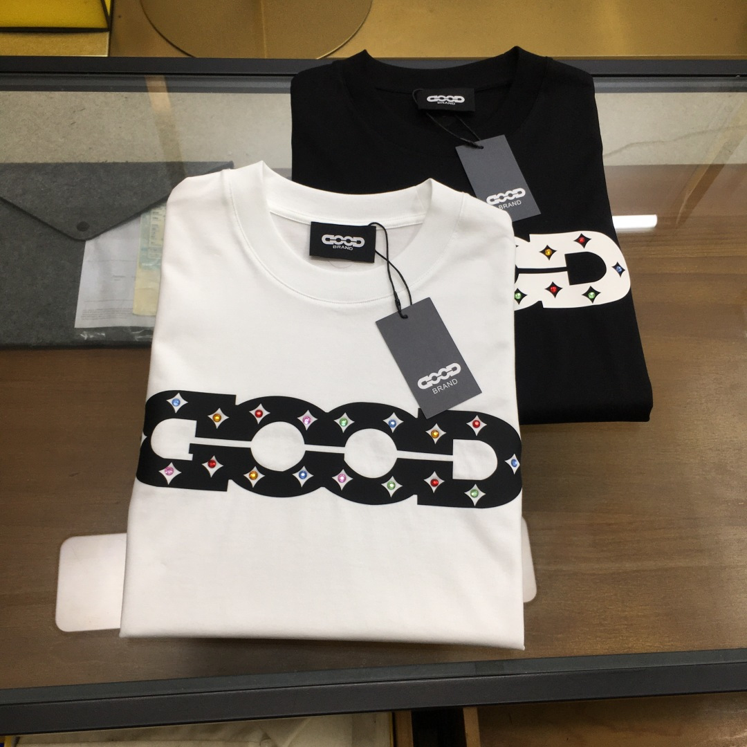 NO:417302,New product [BRAND...] The latest short-sleeved round-neck T-shirt in the first spring and summer counter in 2025, high-end customization, avant-garde and fashionable design!  Brand logo heavy craft design, high-end customized mercerated cloud cotton fabric, soft feel, comfortable to wear, exquisite counter-level car line, fine workmanship, invincible and handsome upper body effect!  A must-have item for handsome men!  The color is shown in the figure. Code number M-3XL, T-shirt,tees, t-shirt,alexander wang19860909新品【BRAND...】 2025春夏首发专柜最新款短袖圆领T恤 高端订制 设计前卫时尚！品牌logo重工艺设计 高端定制丝光云朵棉面料.手感柔软.穿着舒适.专柜级别精致车线.做工精细.上身效果无敌帅气！型男必备单品！ 颜色如图 码数M-3XL,,T-shirt,tees，t-shirt,alexander wang,Men's clothing