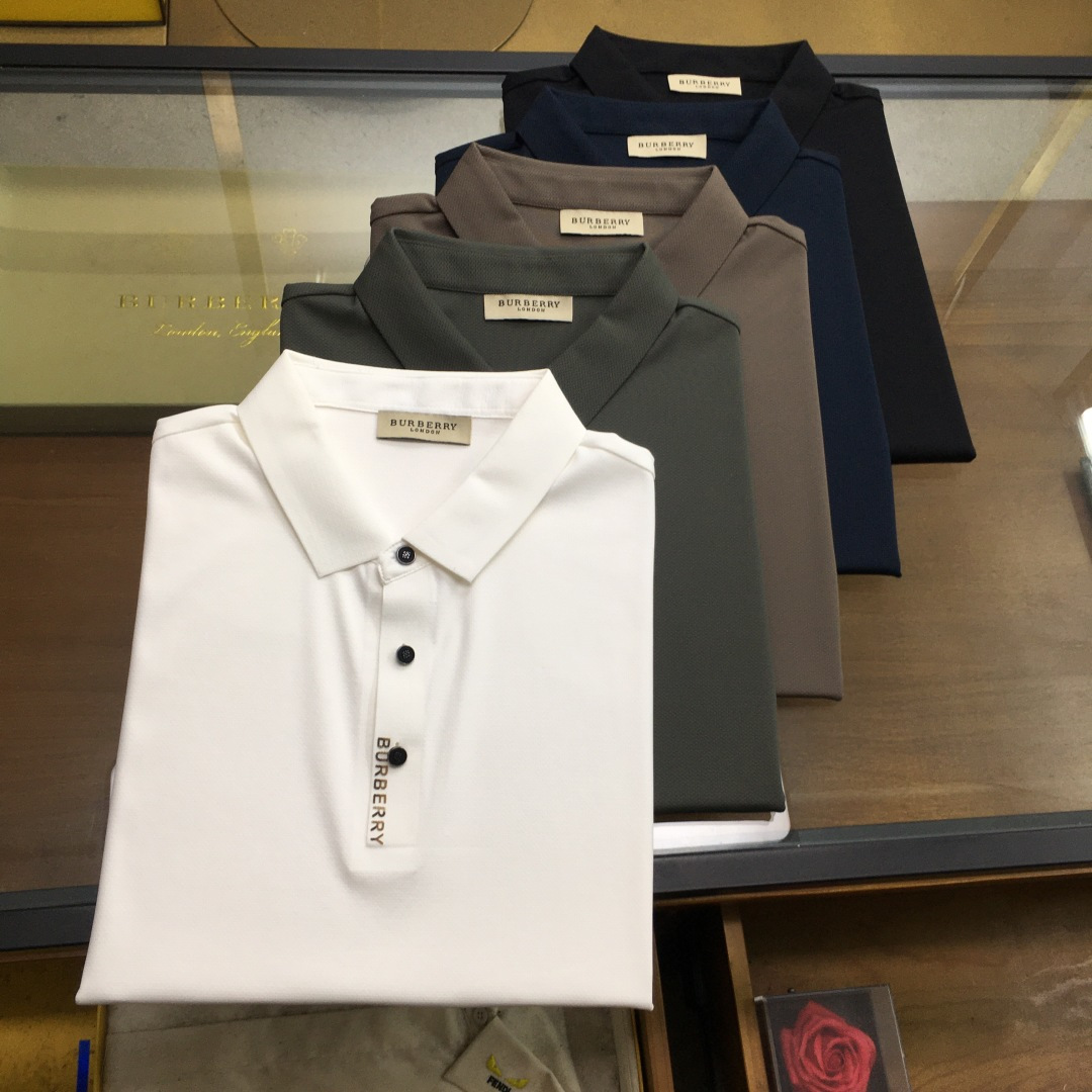 NO:410737,New product [Burber...y] High-end Polo 2025SS Spring and Summer New Product Go Fashion and Casual Lapel T-shirt, Selected High-quality Tennis Cool Fabric, Stainless Cutting Process, Exquisite Logo Design Logo on the chest, Customer-supplied hardware and accessories, Simple and easy to match, a must-have item for casual business men!  SizeM-4XL [Please report height and weight by placing an order], burberry,tees, t-shirt,alexander wang19860909新品【Burber...y】高端Polo 2025SS春夏新品 Go 时尚休闲翻领T恤,甄选优质天丝凉爽面料,无痕切割工艺,胸前密针精致logo设计标识,客供订织五金辅料,简约易搭配,休闲商务男人必备单品！ SizeM-4XL【下单请报身高体重】,,burberry,tees，t-shirt,alexander wang,Men's clothing
