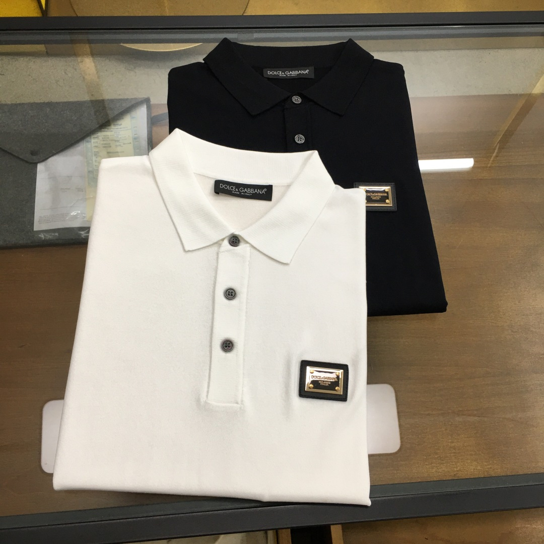 NO:460378,New product launches 'D.G' 25FW new product is released for commercial and casual men's short-sleeved polo shirts, heavy recommendations, high-end ready-to-wear, counter synchronization. Fashionable round neck short-sleeved lapel T-shirt, using imported cotton and bamboo fiber Yilitte fabric. The walking air conditioner has a cool feeling. The fabric is gentle and soft, delicate and soft, and the upper body is naturally comfortable and cool. The contrasting color design logo on the chest highlights the overall styling and slimming feeling. The overall craftsmanship line is invincible, and all details are impeccable!  48-56 (model 173, 143 catties upper body 50 sizes), T-shirt,tees, t-shirt,alexander wang19860909新品上市《D.G》 25FW新品发售商务休闲男士短袖polo衫,重磅推荐,高级成衣,专柜同步 时尚圆领短袖翻领T恤,采用进口棉加竹纤维伊利特面料,行走的空调自带凉感,面料温儒柔软,细腻柔软,上身自然是舒适,凉爽,胸前撞色设计logo非常的凸显整体的造型感以及修身上身感,整体的工艺车线精湛无敌,所有细节无可挑剔！48-56（模特173,143斤上身50码）,,T-shirt,tees，t-shirt,alexander wang,Men's clothing