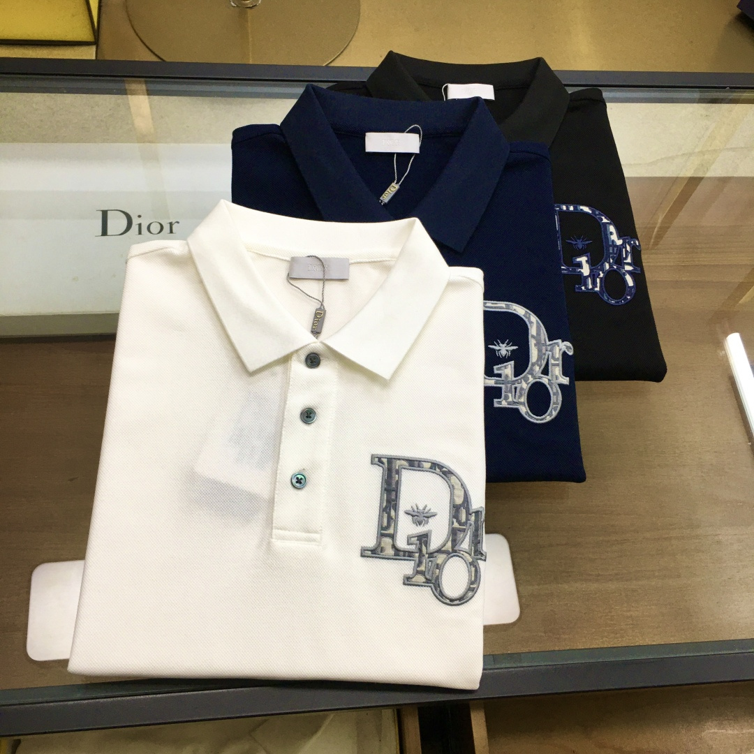 NO:131101,New counter products [Dio...] 2025 spring and summer new products, fashionable POLO/lamb short sleeves, high-end custom versatile styles, anyone can easily control them, full-customized fabric craftsmanship, luxurious classic brand logo design on the chest, very high-end, those who understand goods must enter!  The style is perfectly tailored, which shows the aura and highlights the exquisiteness of business men. This is the unique feature, just right slim fit, and the upper body effect is very good!  Counter size M-3XL.,dior,T-shirt,alexander wang19860909专柜新品【Dio...】 2025春夏新品 时尚POLO/翻领短袖 高级定制百搭款式 任何人都可以轻松驾驭 面料全订制工艺 胸前奢华经典品牌logo设计,非常显档次懂货的必须入！版型完美剪裁 非常精致,显气场,又会凸显商务男士的精致,这就是独到之处,恰到好处的修身,上身效果非常赞！专柜尺码M-3XL.,,dior,T-shirt,alexander wang,Men's clothing