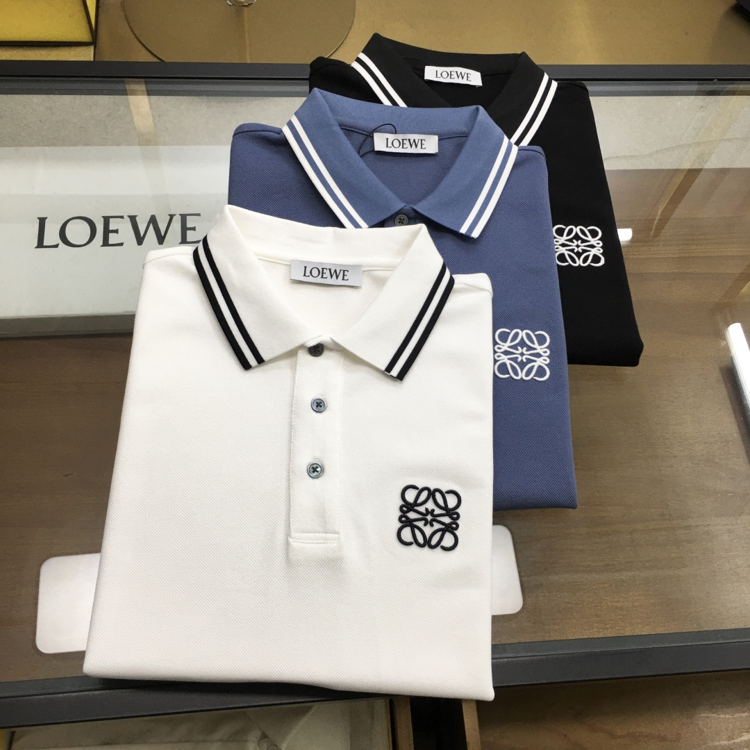 NO:131103,New counter products [Loew...] 2025 spring and summer new products, fashionable POLO/lamb short sleeves, high-end custom versatile styles, anyone can easily control them, full custom fabric craftsmanship, luxurious classic brand logo design on the chest, very high-end, those who understand goods must enter!  The style is perfectly tailored, which shows the aura and highlights the exquisiteness of business men. This is the unique feature, just right slim fit, and the upper body effect is very good!  Counter size M-3XL., loewe, T-shirt, alexander wang19860909专柜新品【Loew...】 2025春夏新品 时尚POLO/翻领短袖 高级定制百搭款式 任何人都可以轻松驾驭 面料全订制工艺 胸前奢华经典品牌logo设计,非常显档次懂货的必须入！版型完美剪裁 非常精致,显气场,又会凸显商务男士的精致,这就是独到之处,恰到好处的修身,上身效果非常赞！专柜尺码M-3XL.,,loewe,T-shirt,alexander wang,Men's clothing