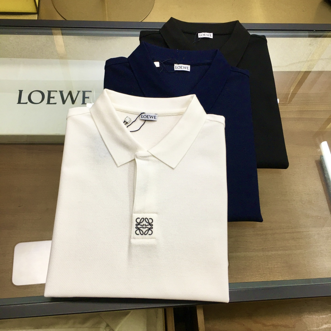 NO:131111,New counter products [Loew...] 2025 spring and summer new products, fashionable POLO/lamb short sleeves, high-end custom versatile styles, anyone can easily control them, full custom fabric craftsmanship, luxurious classic brand logo design on the chest, very high-end, those who understand goods must enter!  The style is perfectly tailored, which shows the aura and highlights the exquisiteness of business men. This is the unique feature, just right slim fit, and the upper body effect is very good!  Counter size M-3XL., loewe, T-shirt, alexander wang19860909专柜新品【Loew...】 2025春夏新品 时尚POLO/翻领短袖 高级定制百搭款式 任何人都可以轻松驾驭 面料全订制工艺 胸前奢华经典品牌logo设计,非常显档次懂货的必须入！版型完美剪裁 非常精致,显气场,又会凸显商务男士的精致,这就是独到之处,恰到好处的修身,上身效果非常赞！专柜尺码M-3XL.,,loewe,T-shirt,alexander wang,Men's clothing