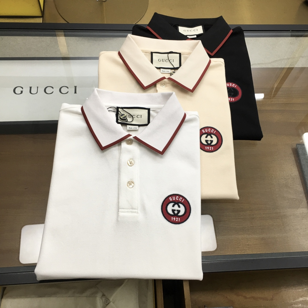 NO:131102,New counter products [Gu.ci...] 2025 spring and summer new products, fashionable POLO/lamb short sleeves, high-end custom versatile styles, anyone can easily control them, full custom fabric craftsmanship, luxurious classic brand logo design on the chest, very high-end, those who understand goods must enter!  The style is perfectly tailored, which shows the aura and highlights the exquisiteness of business men. This is the unique feature, just right slim fit, and the upper body effect is very good!  Counter size M-3XL., T-shirt,alexander wang19860909专柜新品【Gu.ci...】 2025春夏新品 时尚POLO/翻领短袖 高级定制百搭款式 任何人都可以轻松驾驭 面料全订制工艺 胸前奢华经典品牌logo设计,非常显档次懂货的必须入！版型完美剪裁 非常精致,显气场,又会凸显商务男士的精致,这就是独到之处,恰到好处的修身,上身效果非常赞！专柜尺码M-3XL.,,T-shirt,alexander wang,Men's clothing